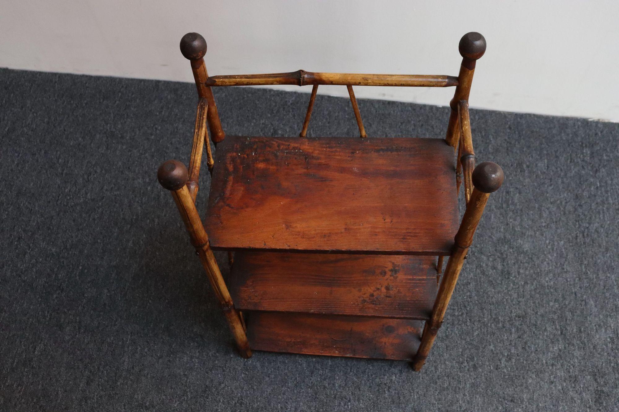 Diminutif Antique Mouvement Esthétique Bambou Etagere Bibliothèque à trois niveaux d'étagères Bon état - En vente à Brooklyn, NY