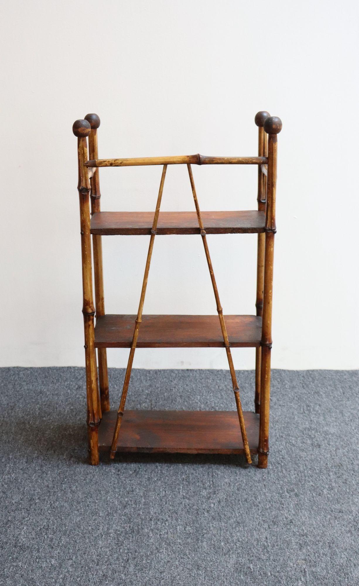 20ième siècle Diminutif Antique Mouvement Esthétique Bambou Etagere Bibliothèque à trois niveaux d'étagères en vente