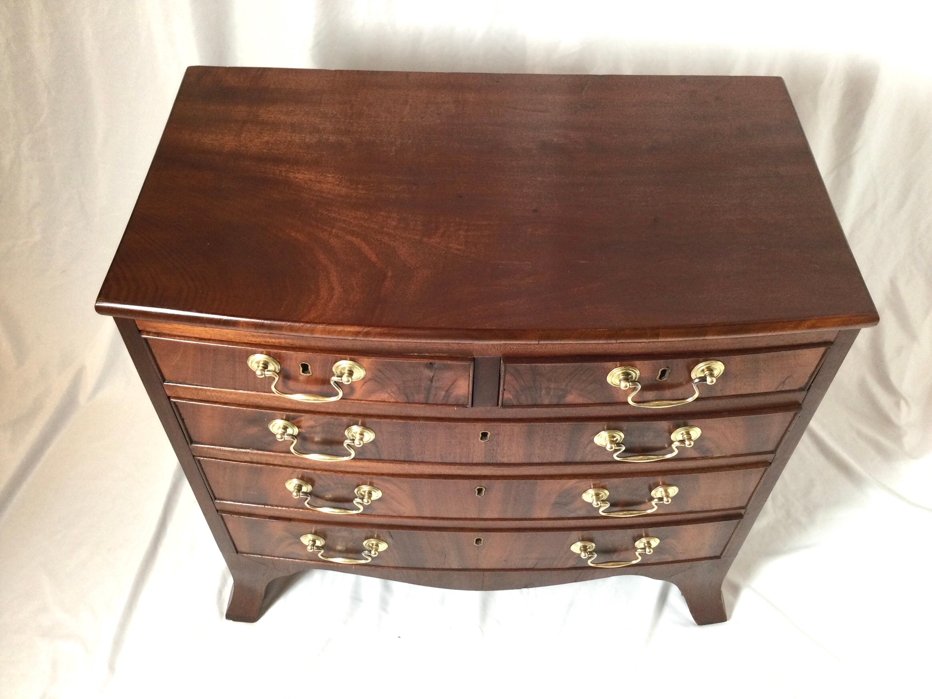 Diminutive Antique English Chest of Drawers Circa 1875 In Good Condition In Lambertville, NJ