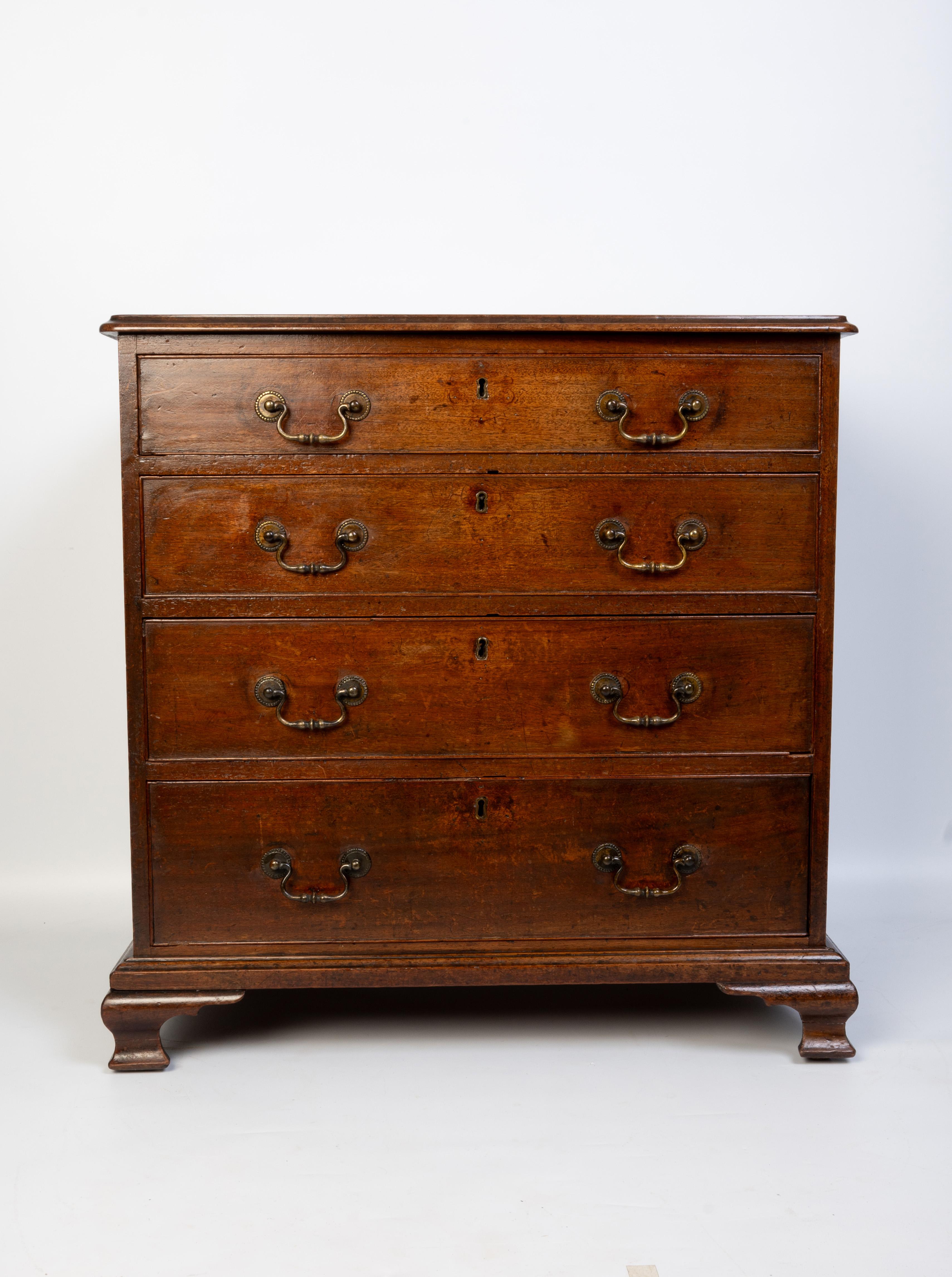 Diminutivo antico cassettone inglese di Giorgio II in mogano C.1750 in vendita 4