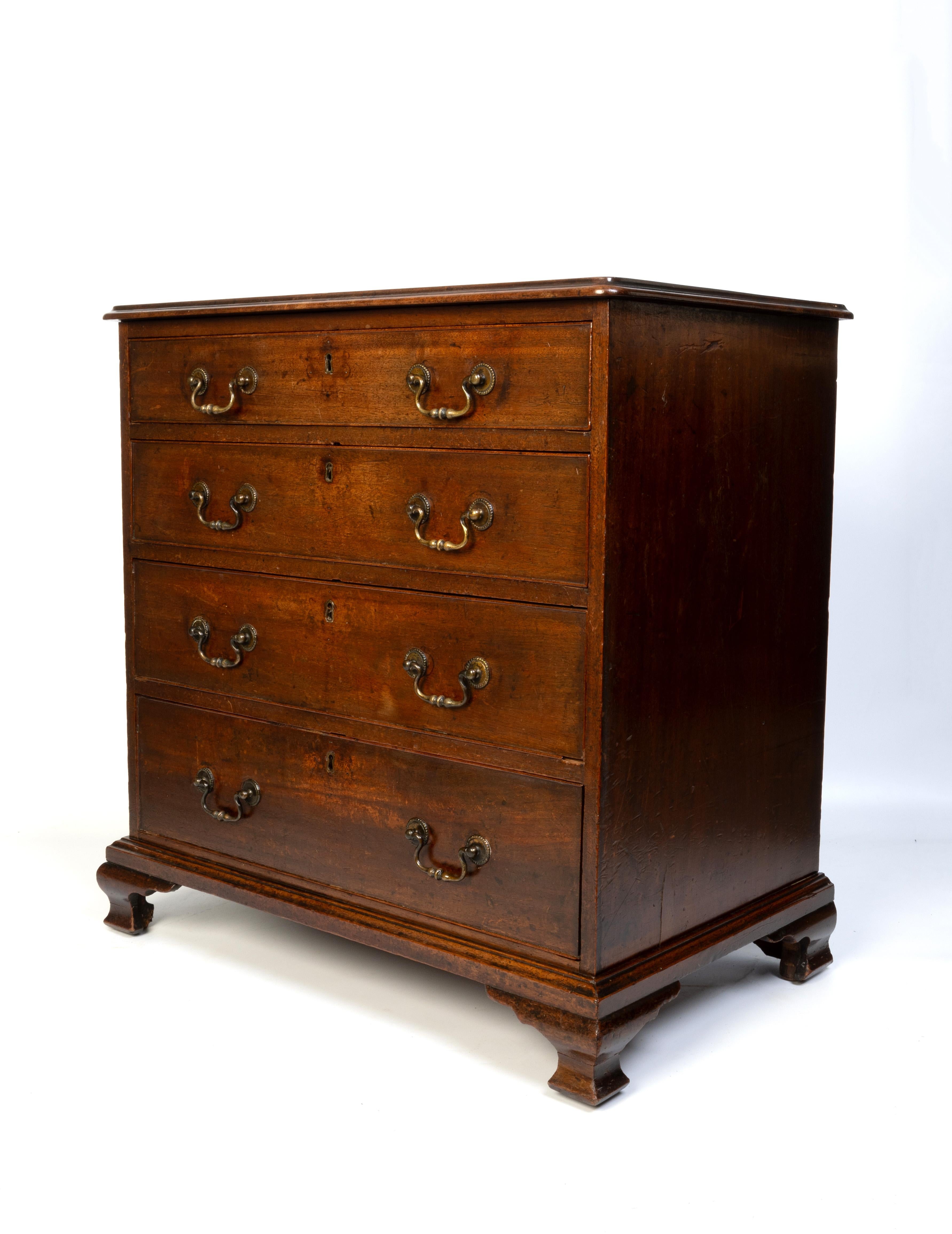 Diminutivo antico cassettone inglese di Giorgio II in mogano C.1750

Una cassettiera di proporzioni ordinate risalente alla metà del XVIII secolo. Quattro cassetti lunghi e graduati con maniglie a collo di cigno in ottone e scanalature. Sollevato su