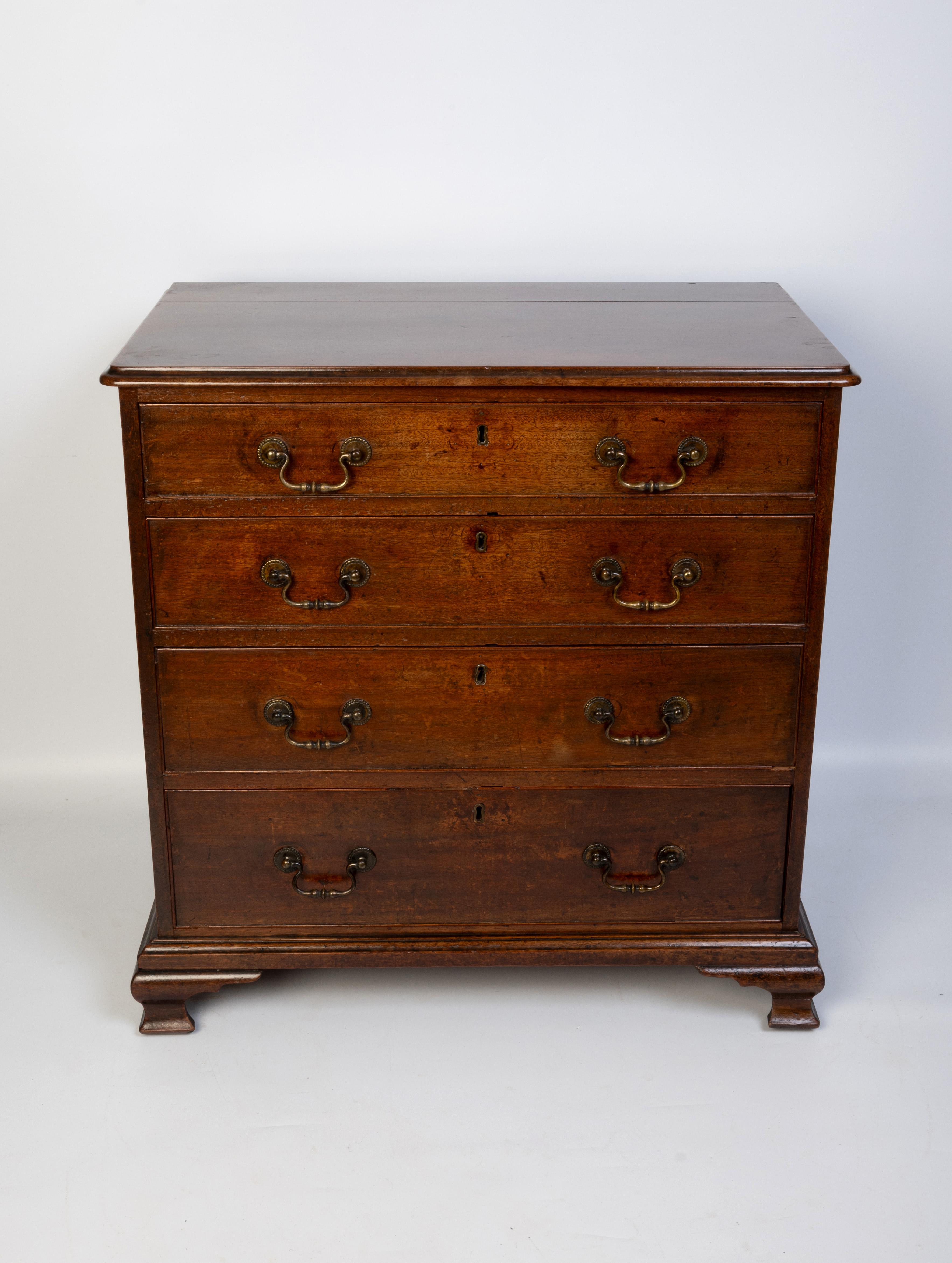 Inglese Diminutivo antico cassettone inglese di Giorgio II in mogano C.1750 in vendita