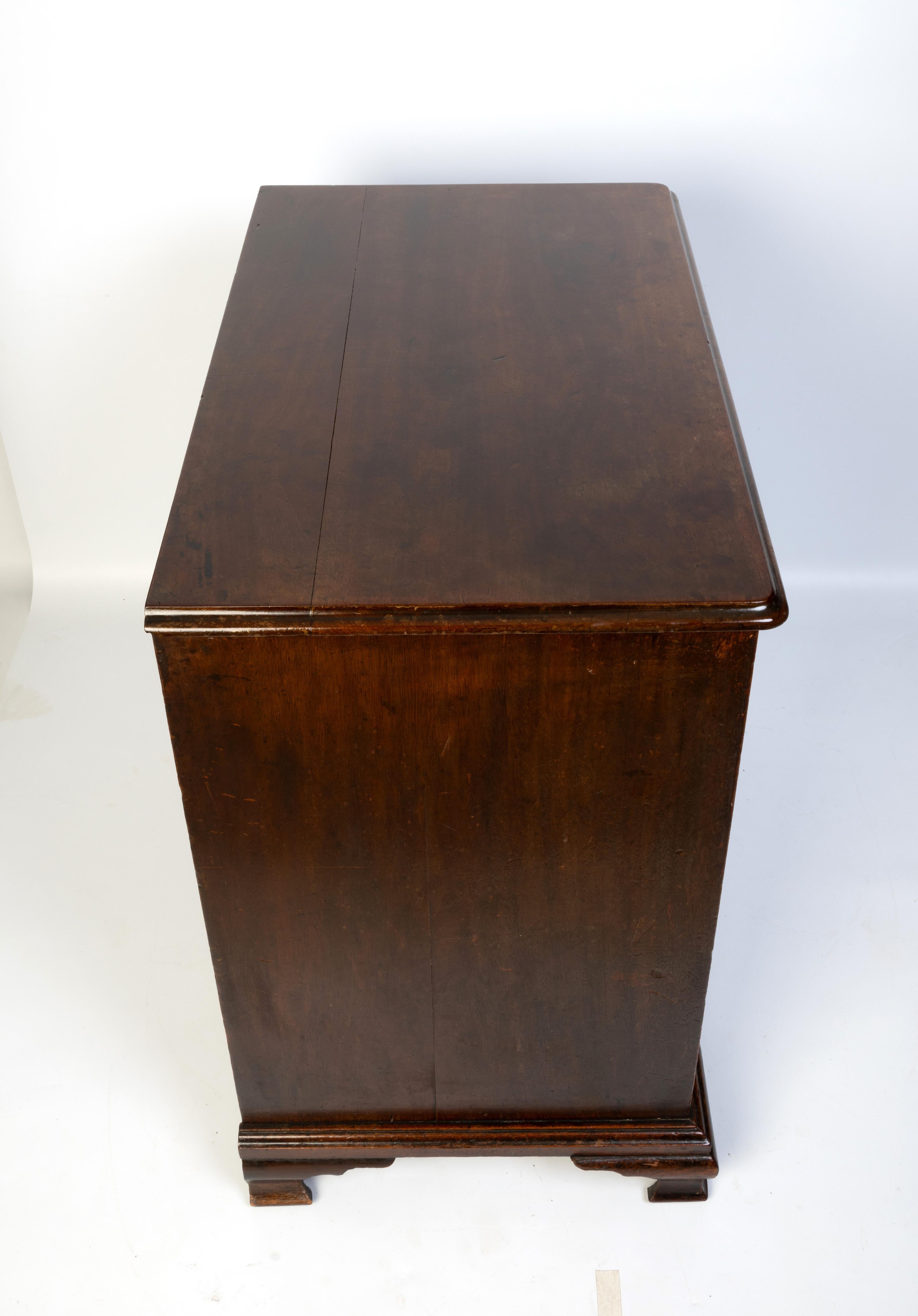 Diminutivo antico cassettone inglese di Giorgio II in mogano C.1750 In condizioni buone in vendita a London, GB