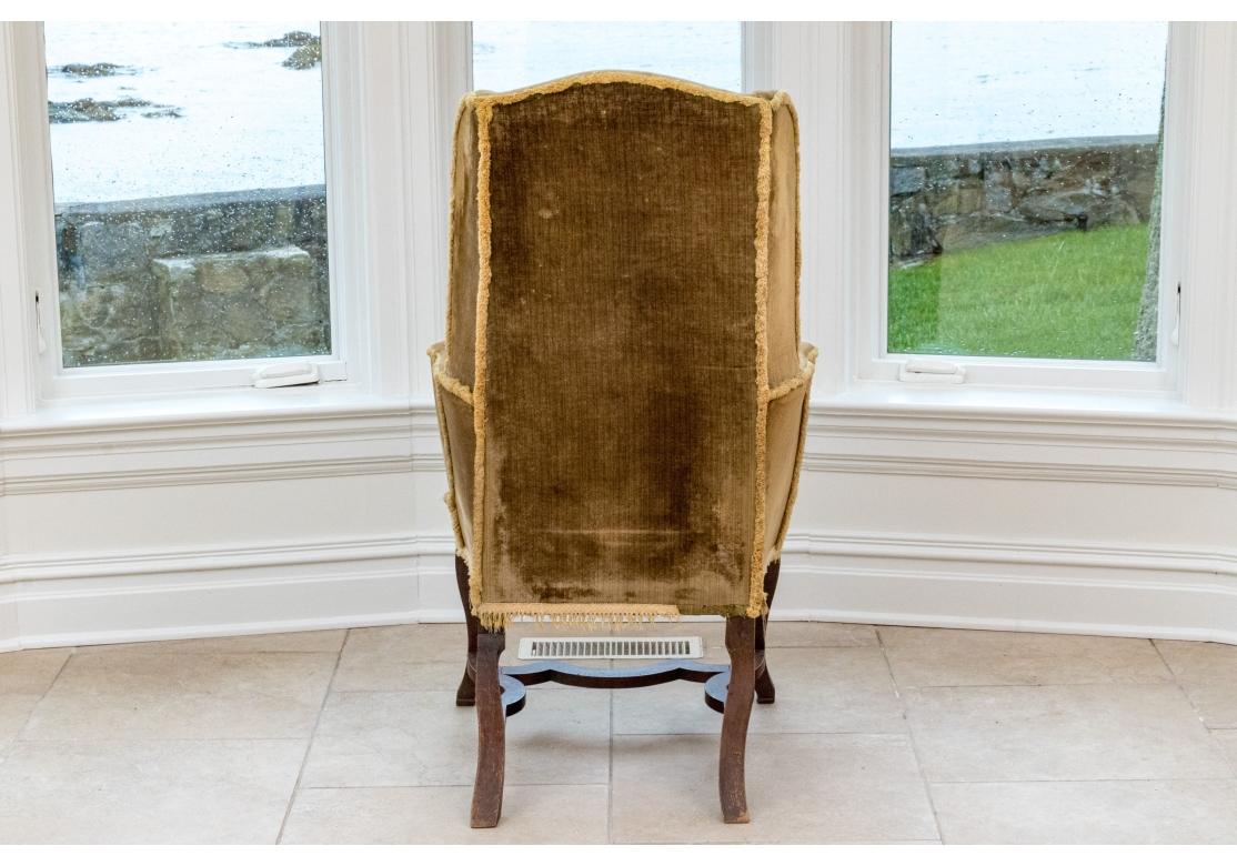 Diminutive Antique Wing Chair in stile georgiano da restaurare in vendita 3