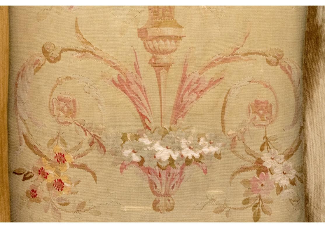 Diminutive Antique Wing Chair in stile georgiano da restaurare in vendita 1