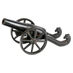 Modelo diminuto de cañón de hierro antiguo