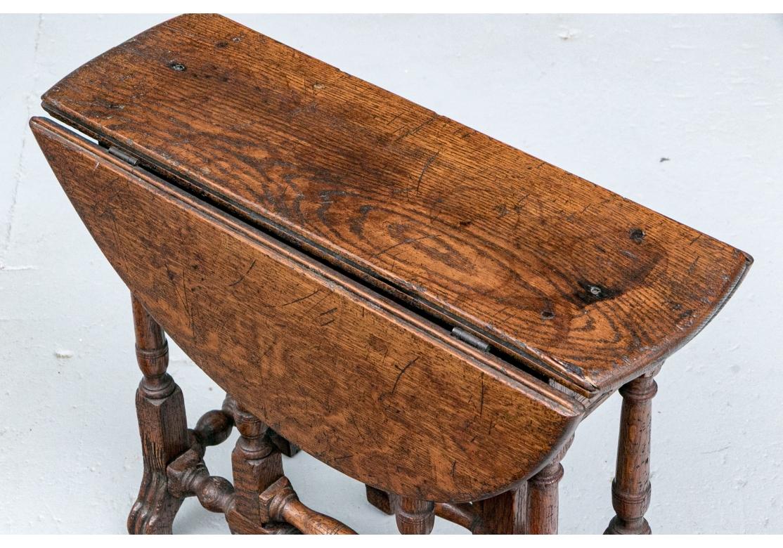Diminutive Antique Oak Antique Gate Leg Tavern Table en vente 3