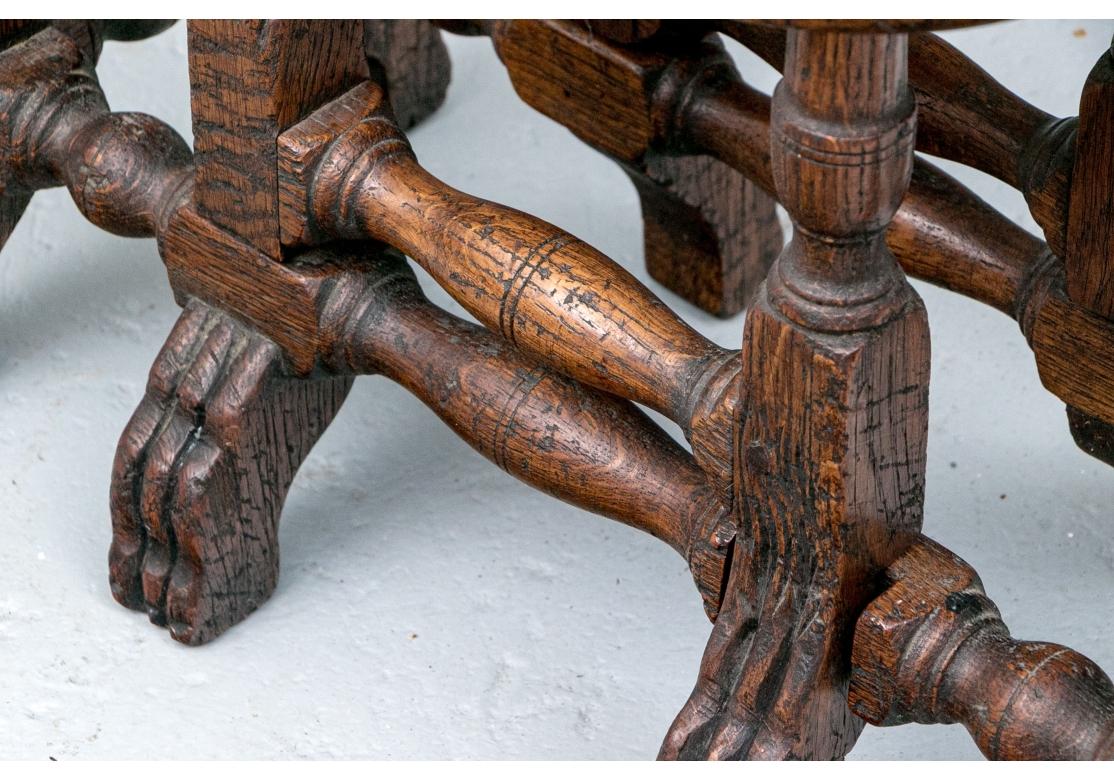 Diminutive Antique Oak Antique Gate Leg Tavern Table en vente 4