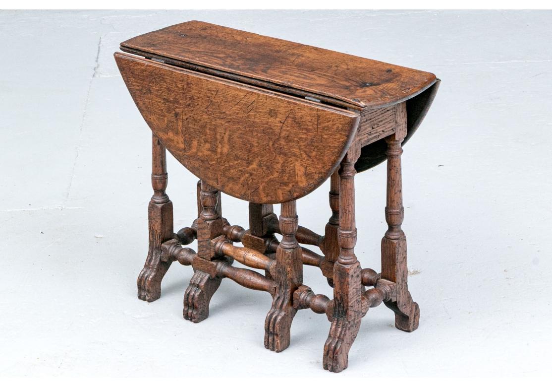 Une cheville très bien construite  Table à pieds en chêne du XVIIIe siècle, probablement anglaise. La table a des pieds et des traverses bien tournés et des pieds courbés et cannelés. Agréablement usé par le temps avec une fine patine d'âge et une