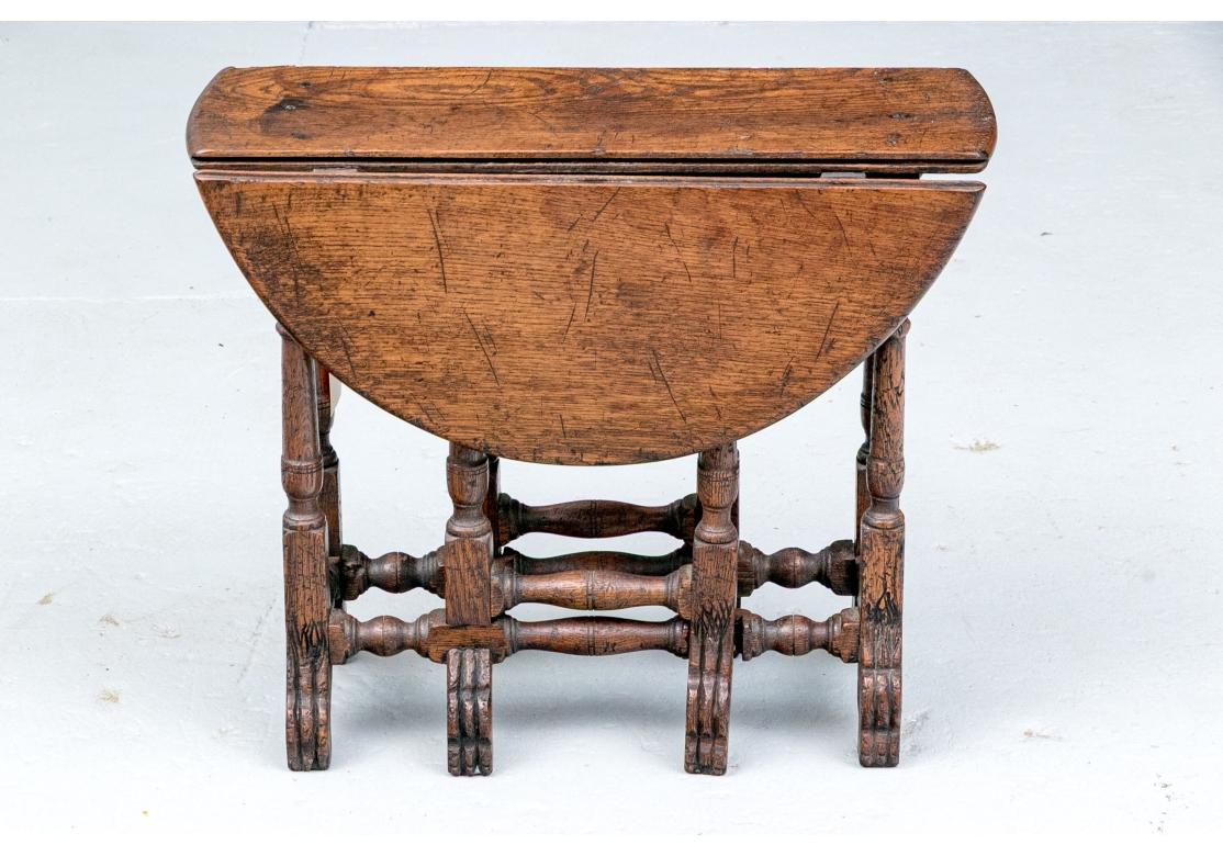 Anglais Diminutive Antique Oak Antique Gate Leg Tavern Table en vente