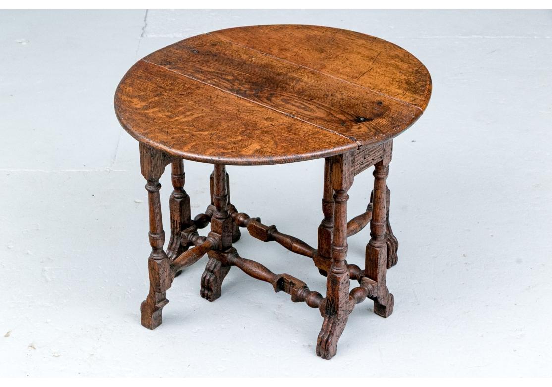 XVIIIe siècle et antérieur Diminutive Antique Oak Antique Gate Leg Tavern Table en vente