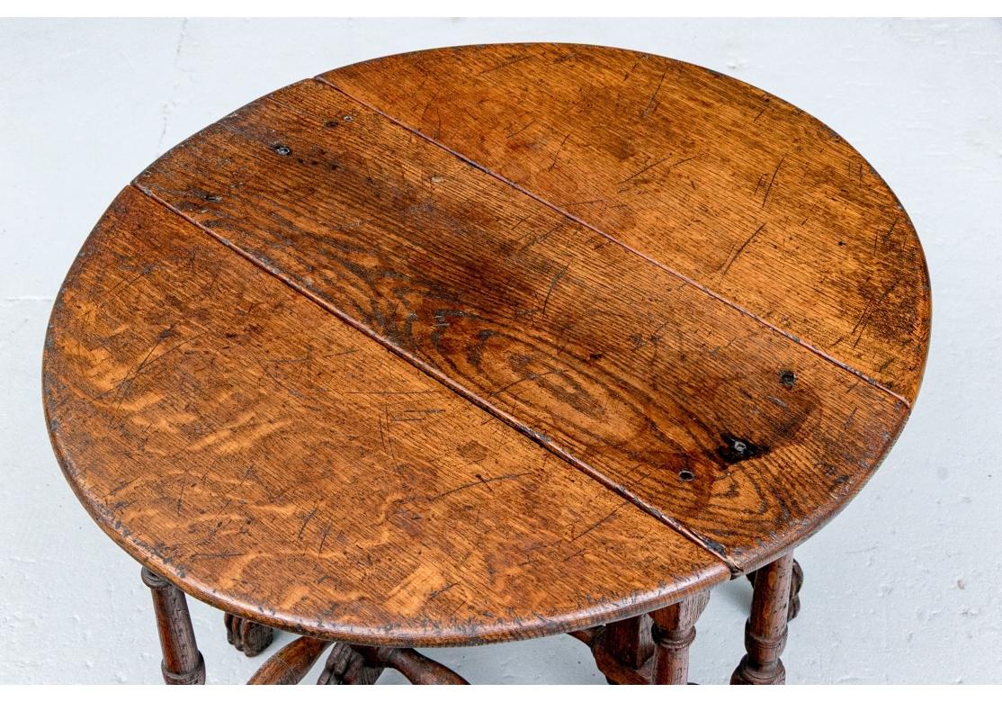 Chêne Diminutive Antique Oak Antique Gate Leg Tavern Table en vente