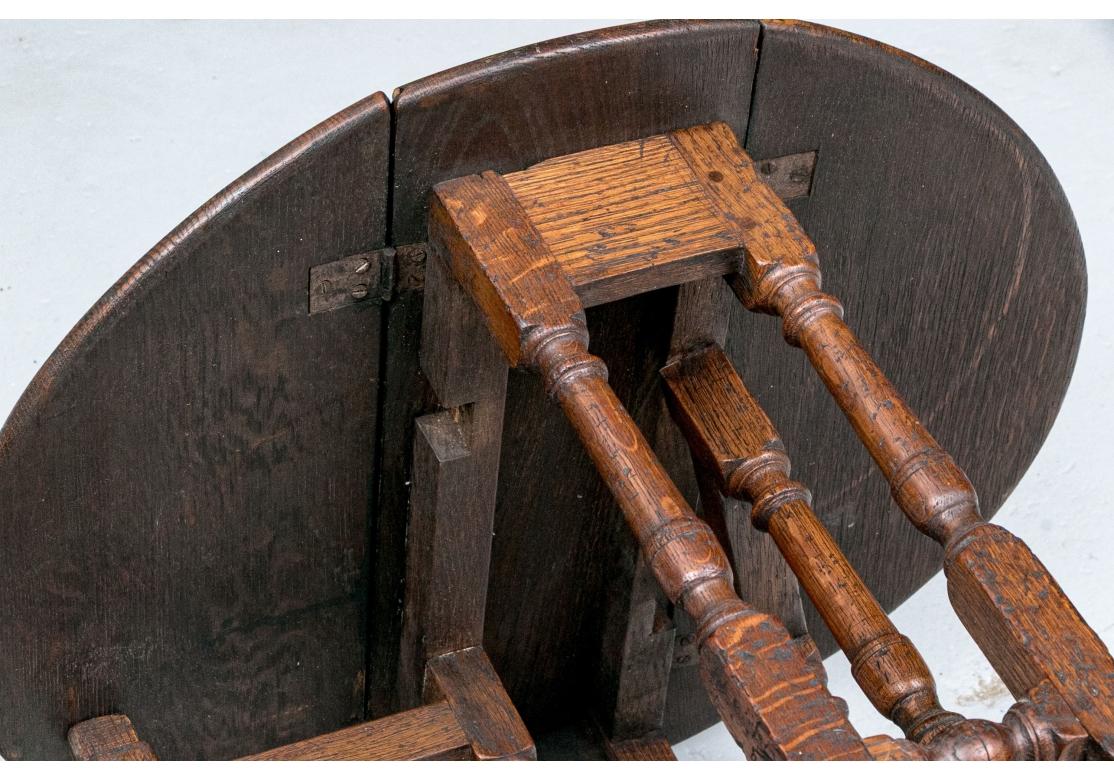 Diminutive Antique Oak Antique Gate Leg Tavern Table en vente 2