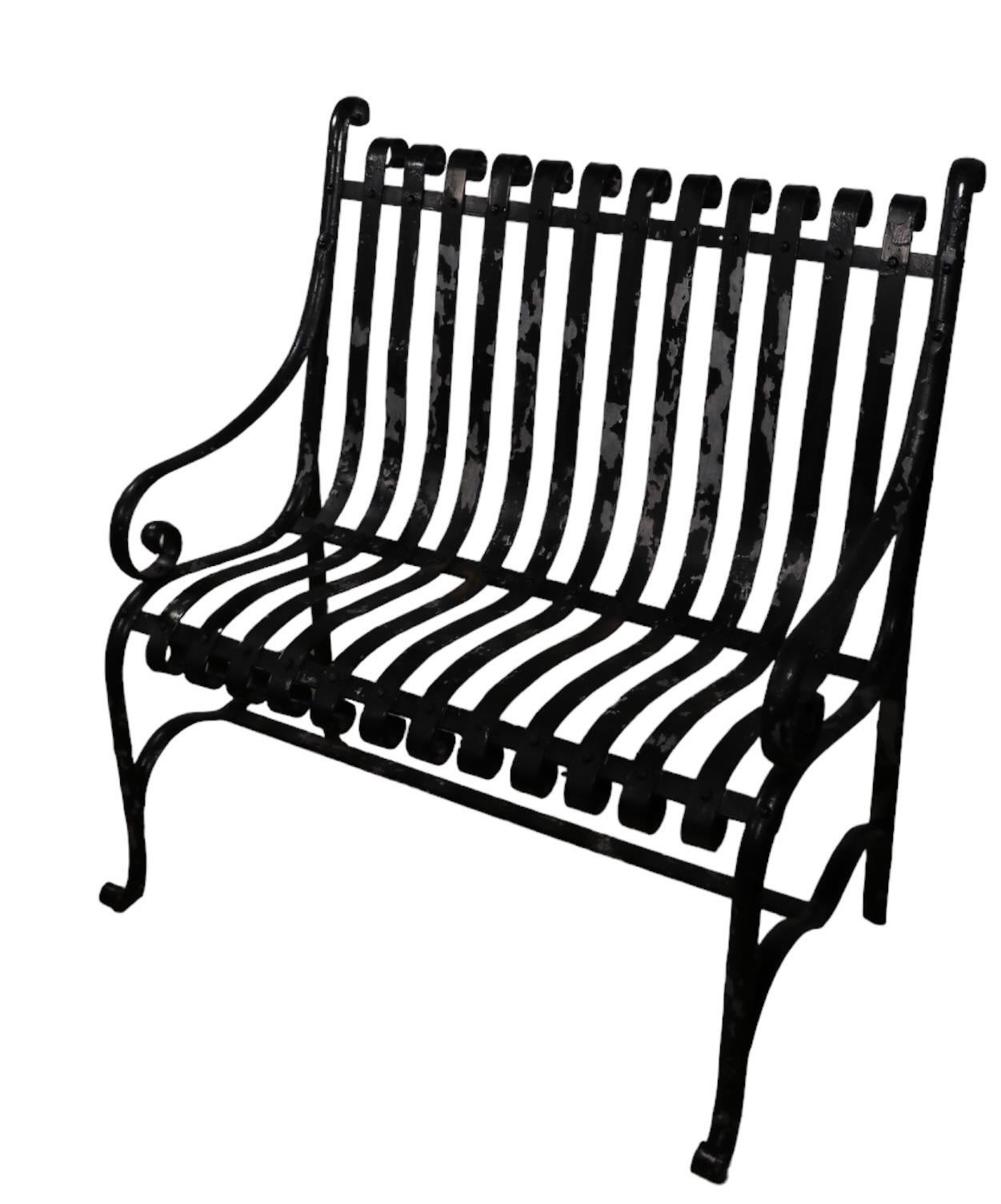 Kleine antike schmiedeeiserne Gartenbank im Angebot 4