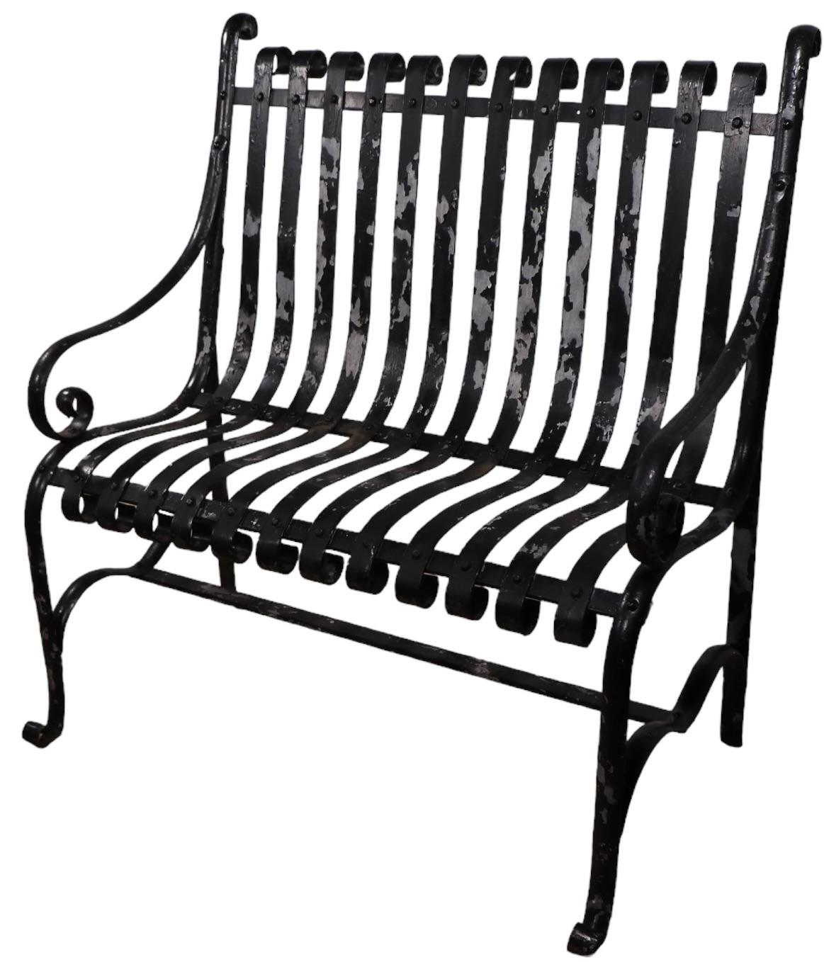 Kleine antike schmiedeeiserne Gartenbank im Angebot 5