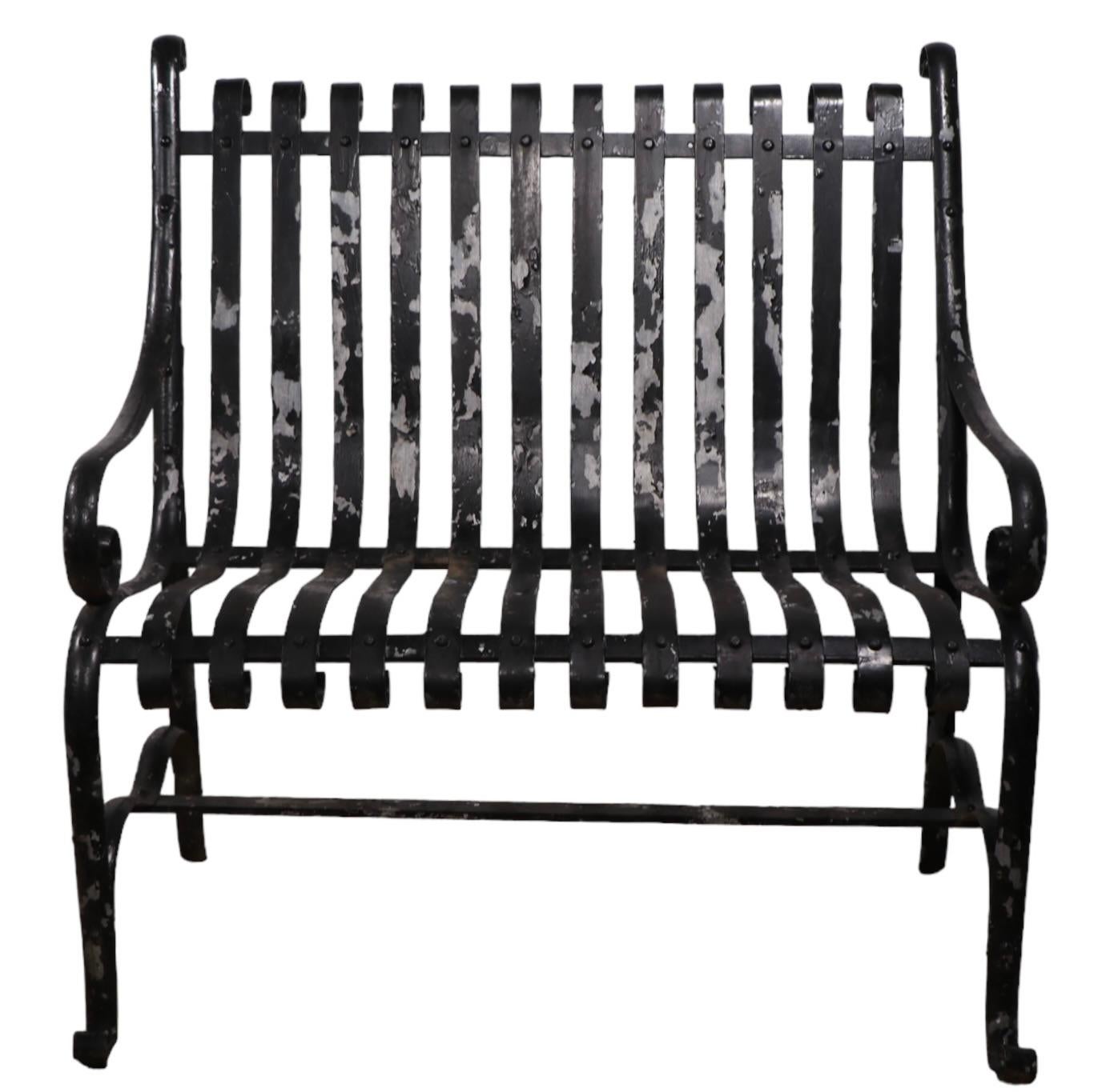 Kleine antike schmiedeeiserne Gartenbank im Angebot 6