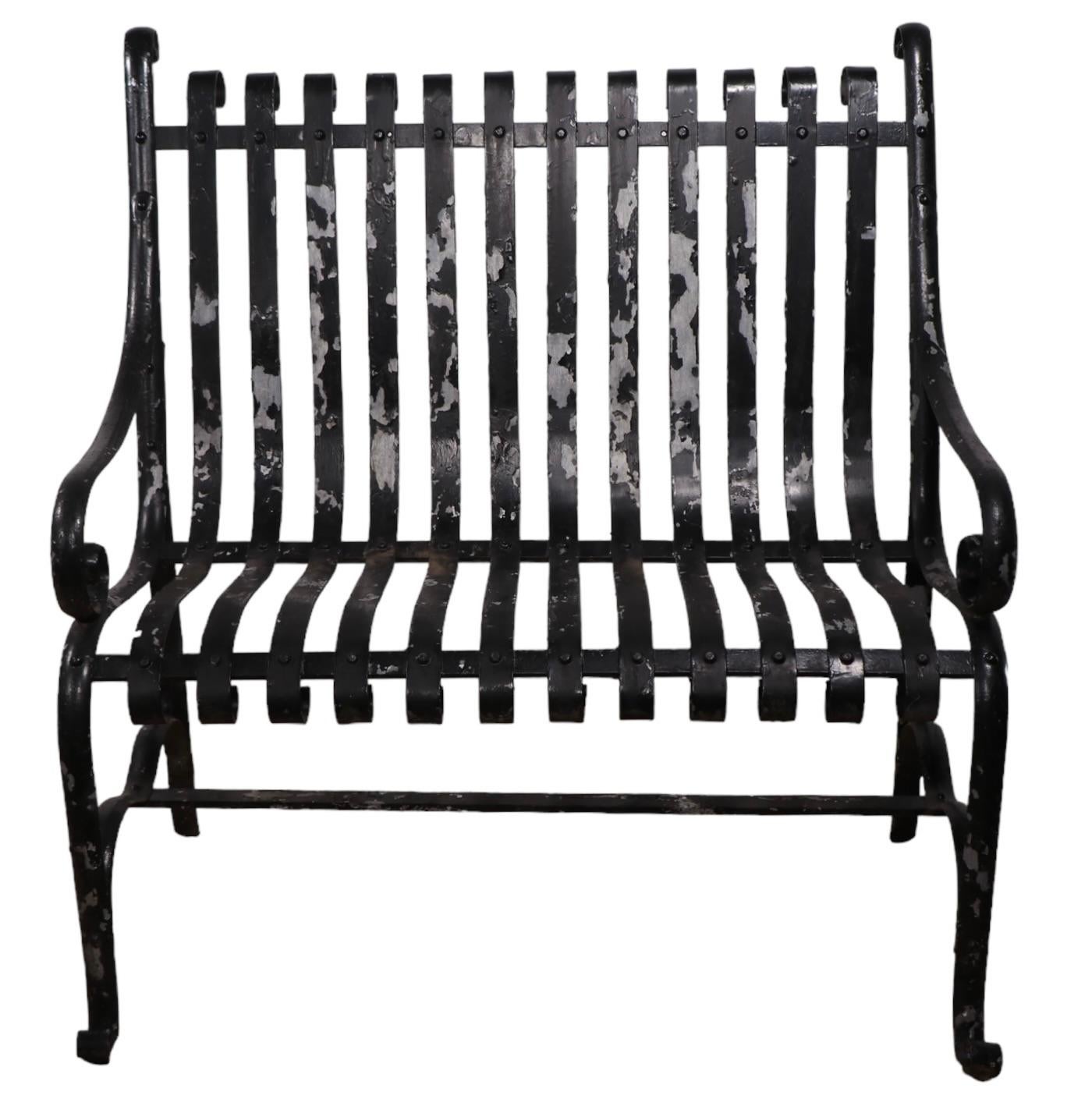 Kleine antike schmiedeeiserne Gartenbank im Angebot 7