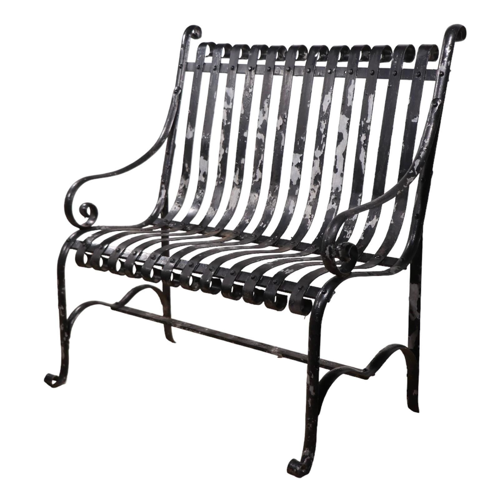 Kleine antike schmiedeeiserne Gartenbank im Zustand „Gut“ im Angebot in New York, NY