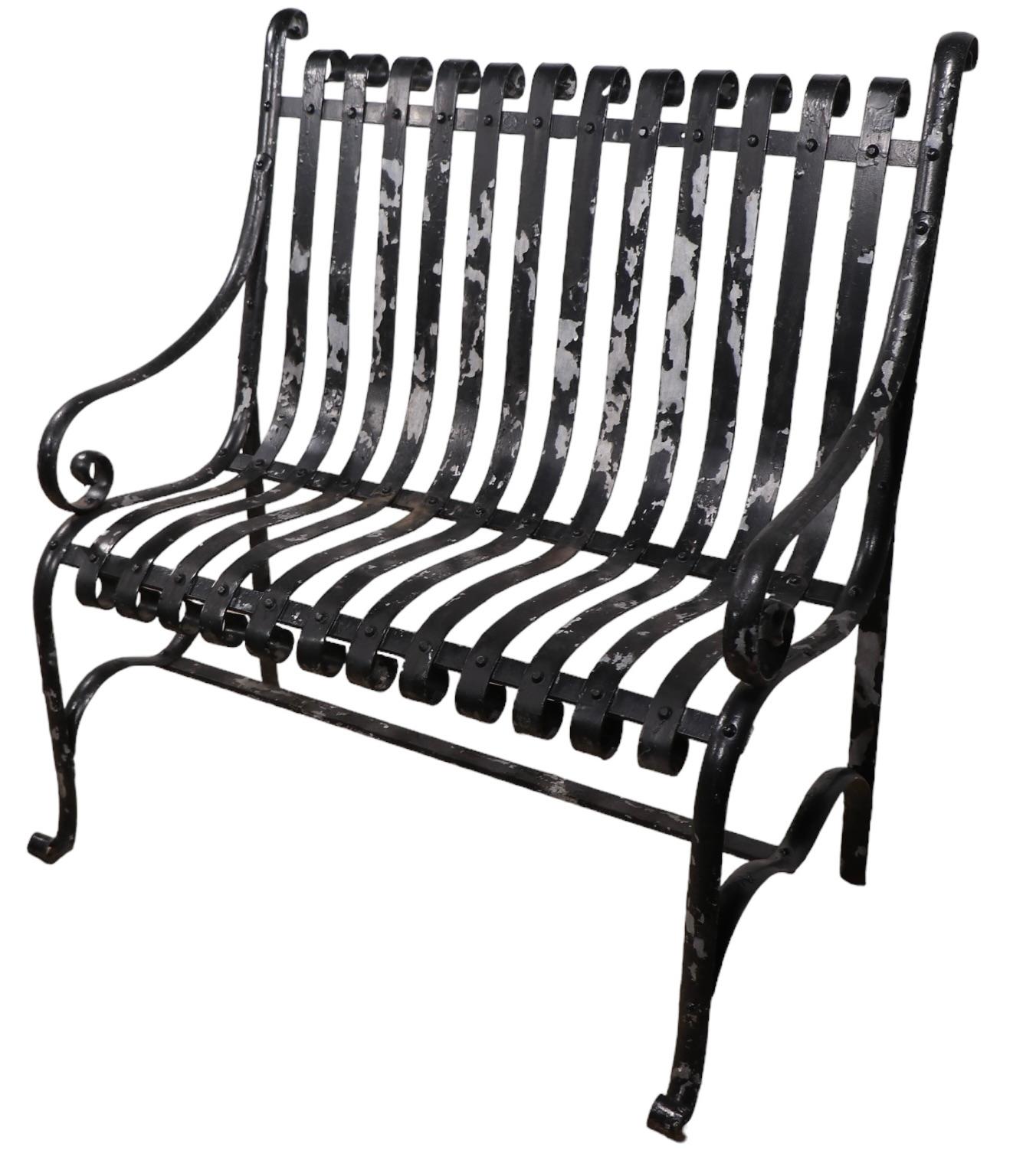 Kleine antike schmiedeeiserne Gartenbank im Angebot 1