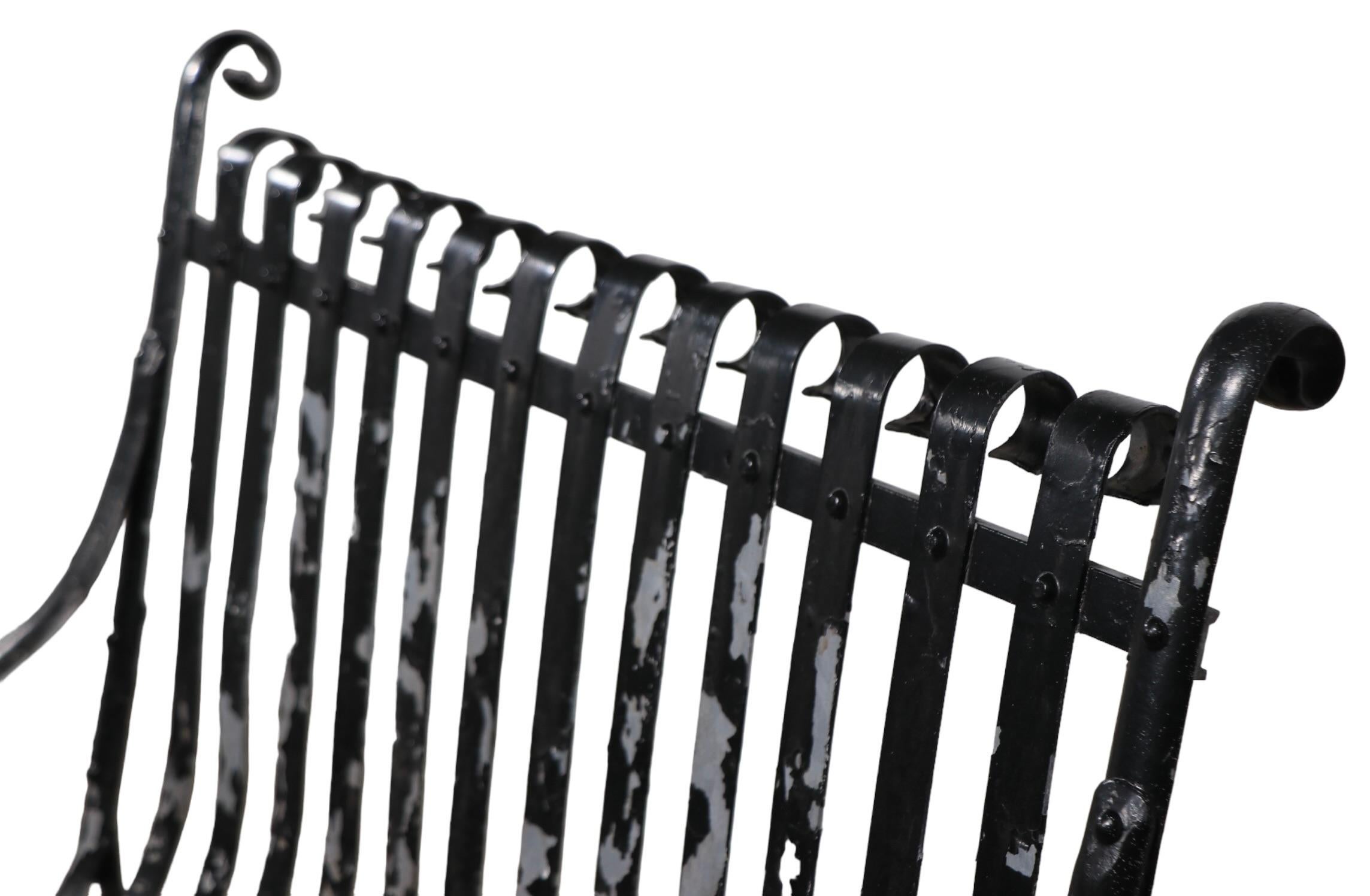 Kleine antike schmiedeeiserne Gartenbank im Angebot 2