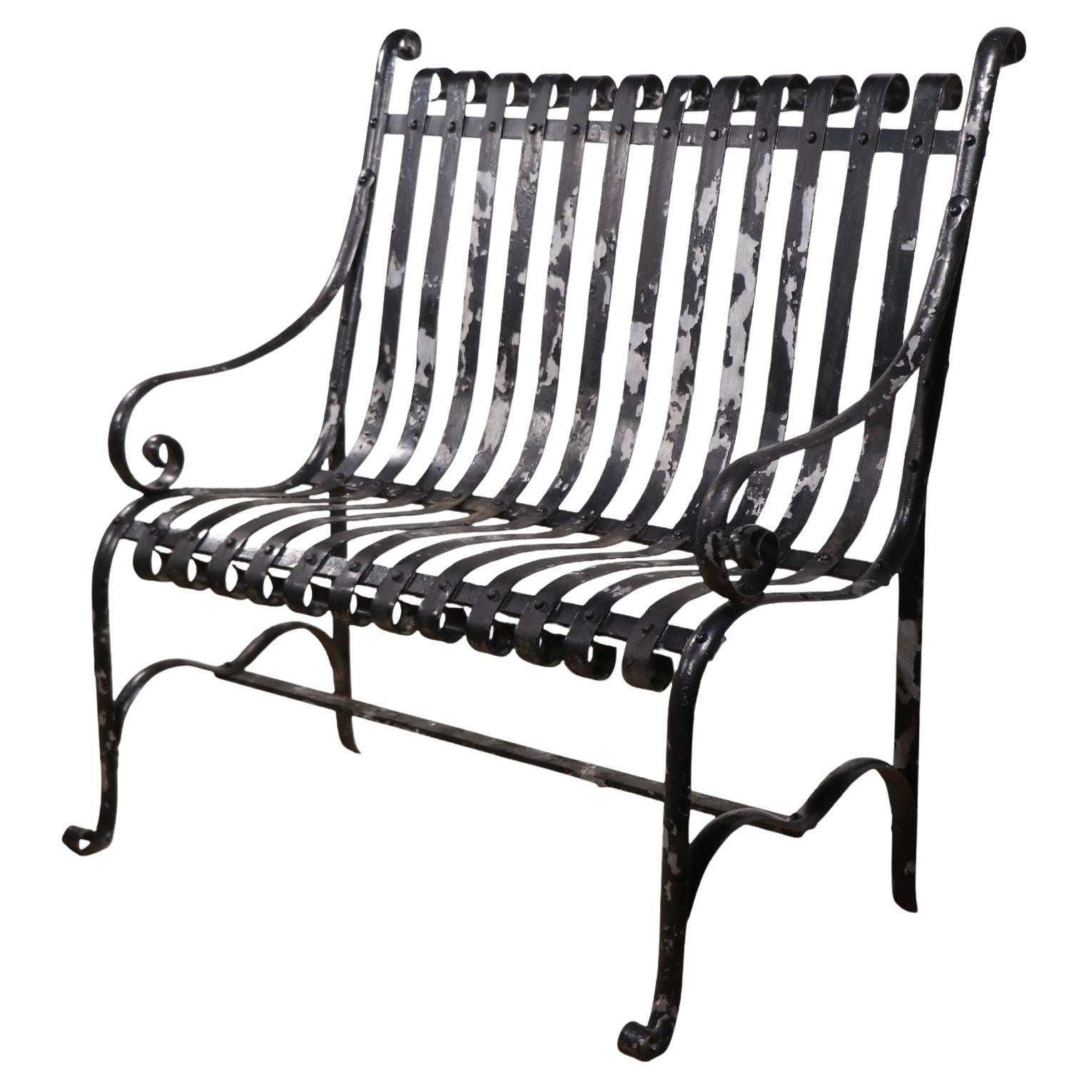 Kleine antike schmiedeeiserne Gartenbank im Angebot