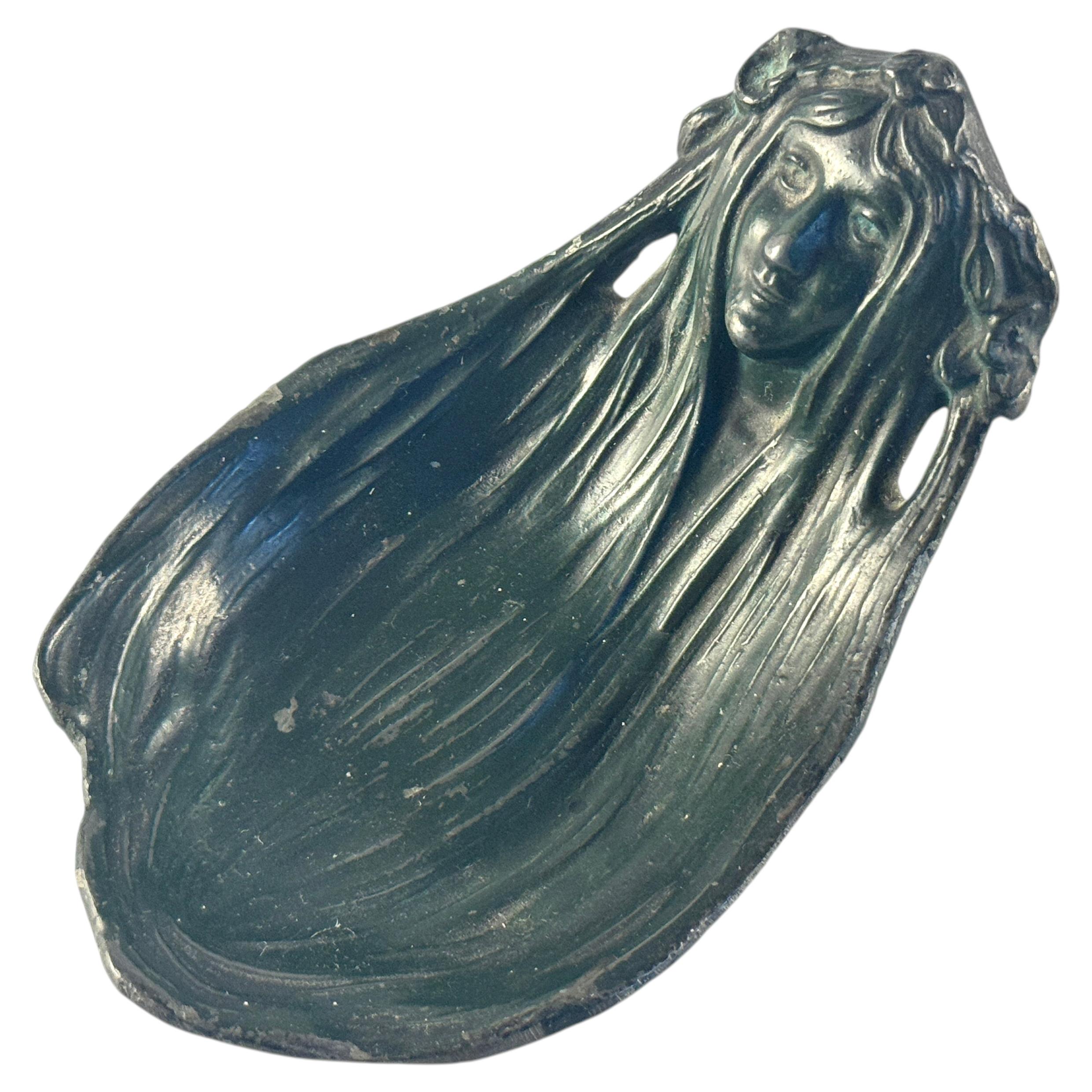 Pequeño «vide poche» o «catch all» de estilo Art Nouveau, adorno de mesa antiguo en venta