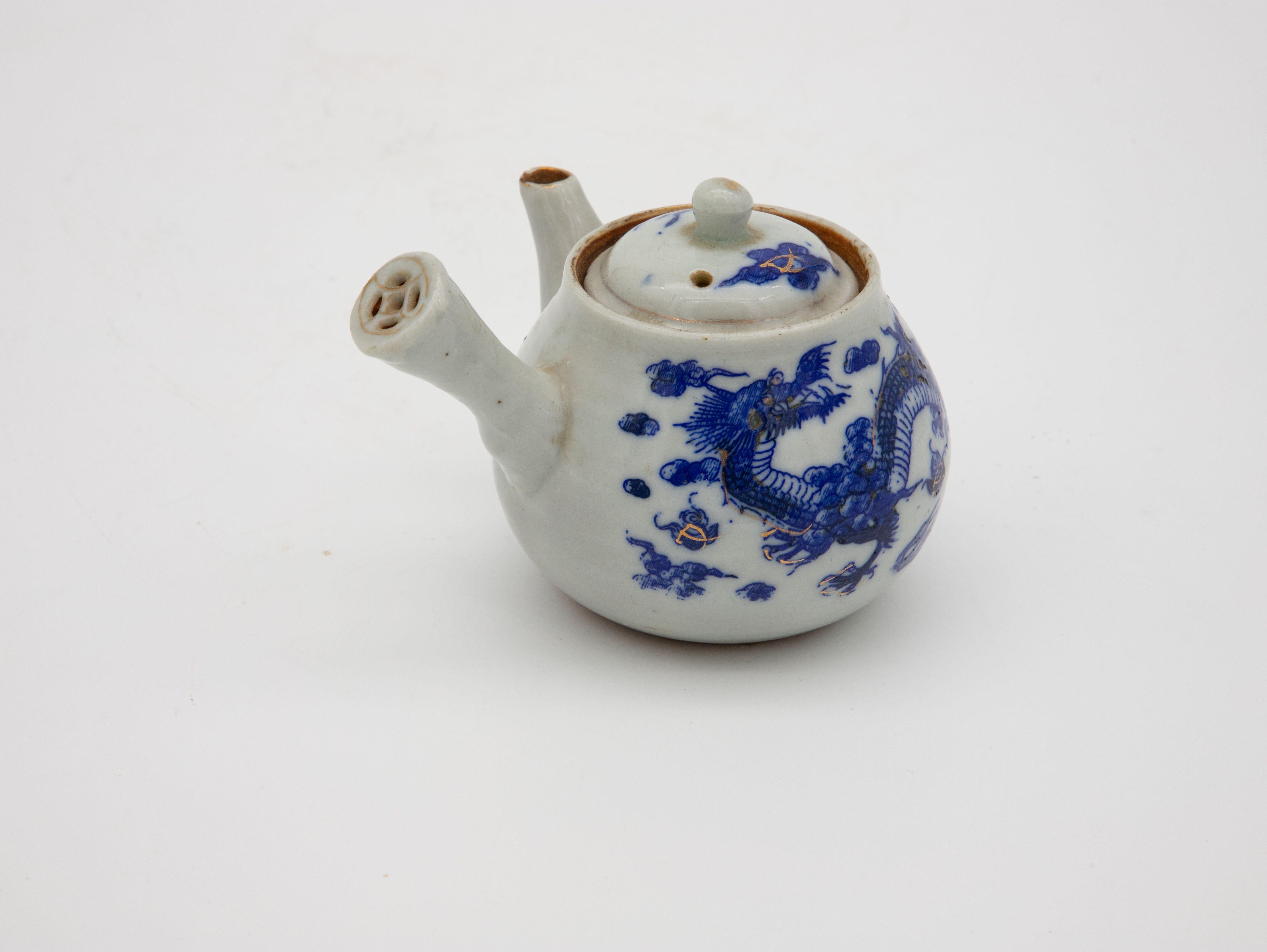 Diminutive Chinoiserie Teapot In Good Condition For Sale In South Salem, NY