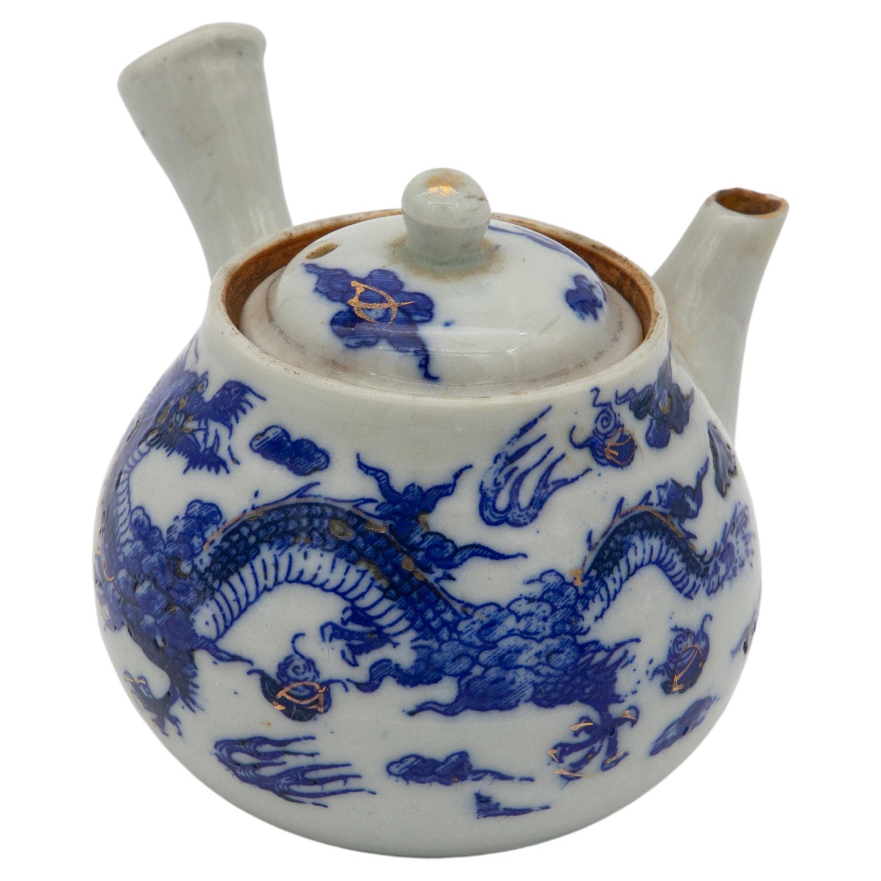 Kleine Chinoiserie-Teekanne im Stil der Jahrhundertmitte