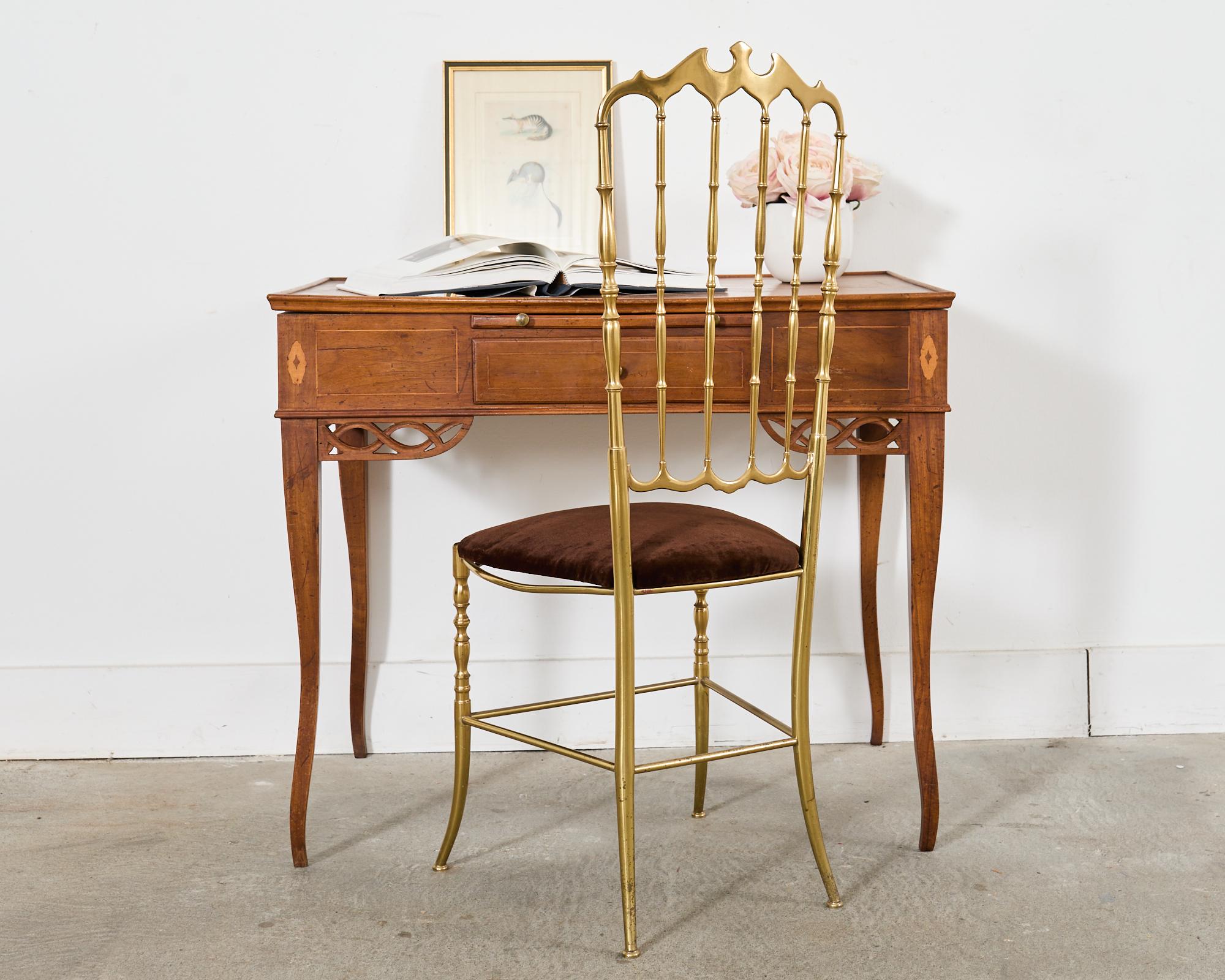 Kleiner Schreibtisch im französischen Landhausstil des späten 19. Jahrhunderts aus Obstholz. Der Schreibtisch verfügt über ein Gehäuse, das an allen Seiten mit einer skurrilen, geflochtenen Schürze mit durchbrochenen Laubsägearbeiten verziert ist.