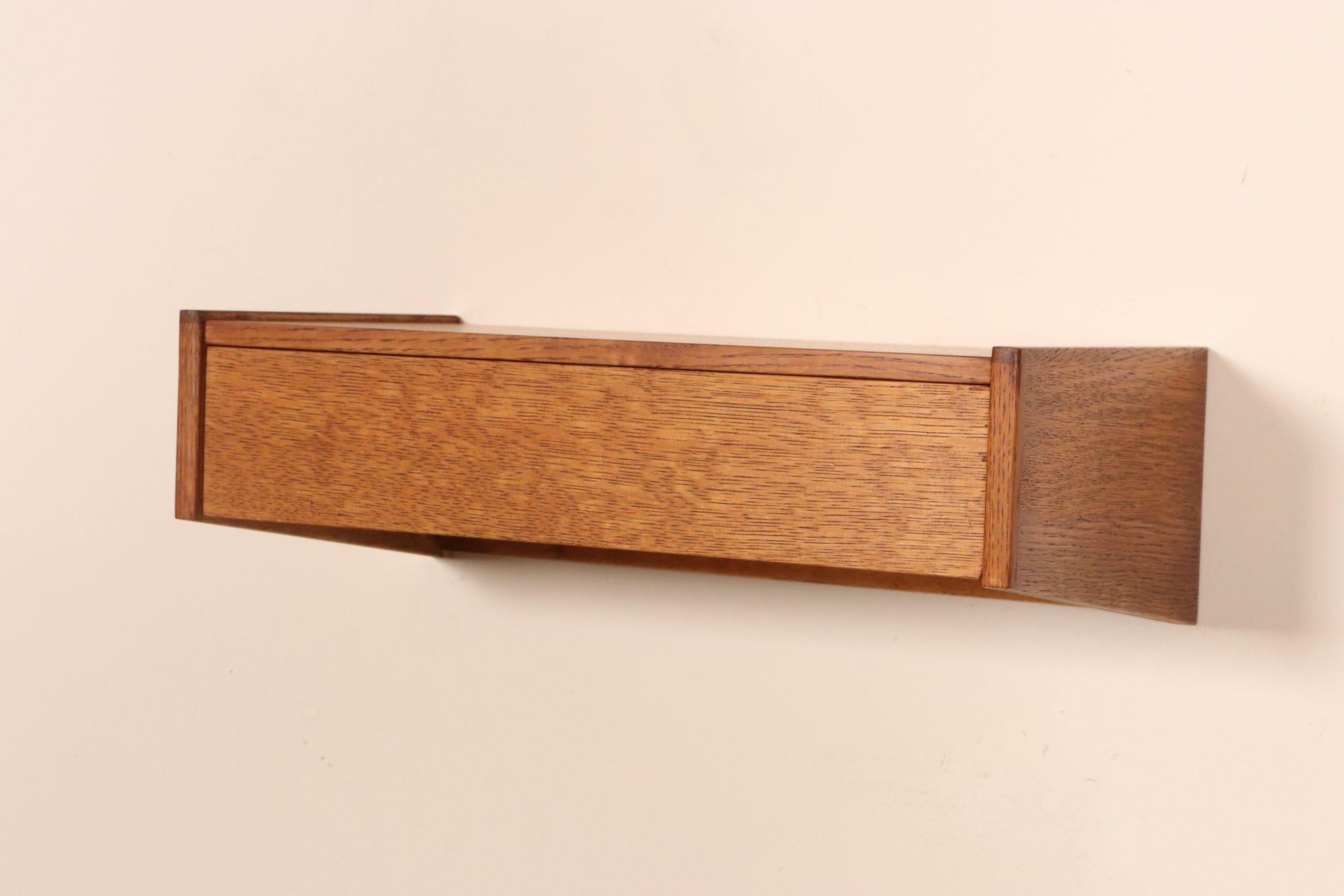 Diminutive Danish Modern Single-Drawer Floating Nightstand / End Table in Oak In Good Condition For Sale In Brooklyn, NY