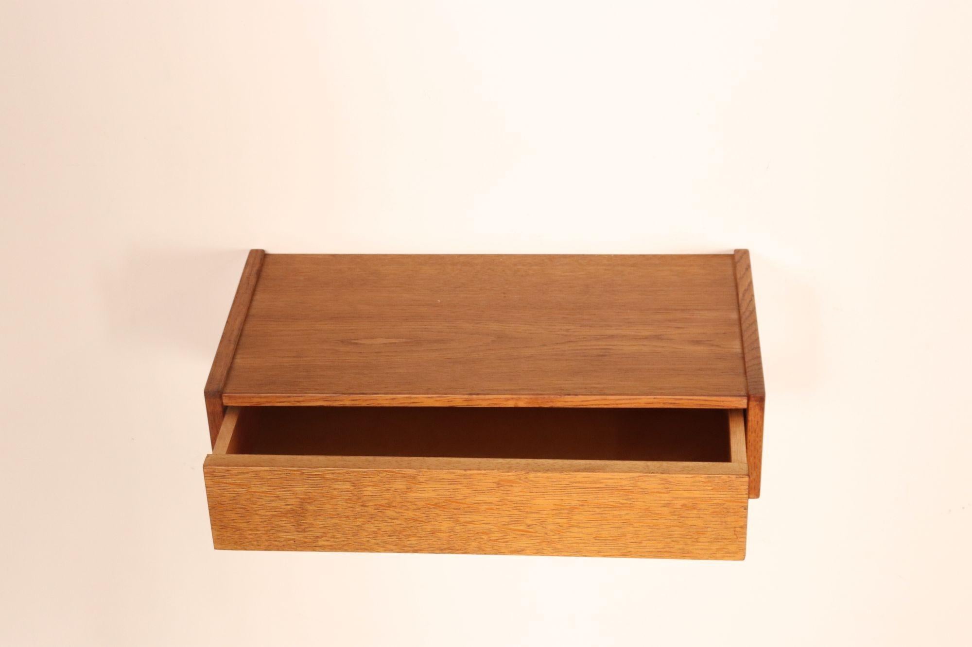 Diminutive Danish Modern Single-Drawer Floating Nightstand / End Table in Oak For Sale 3