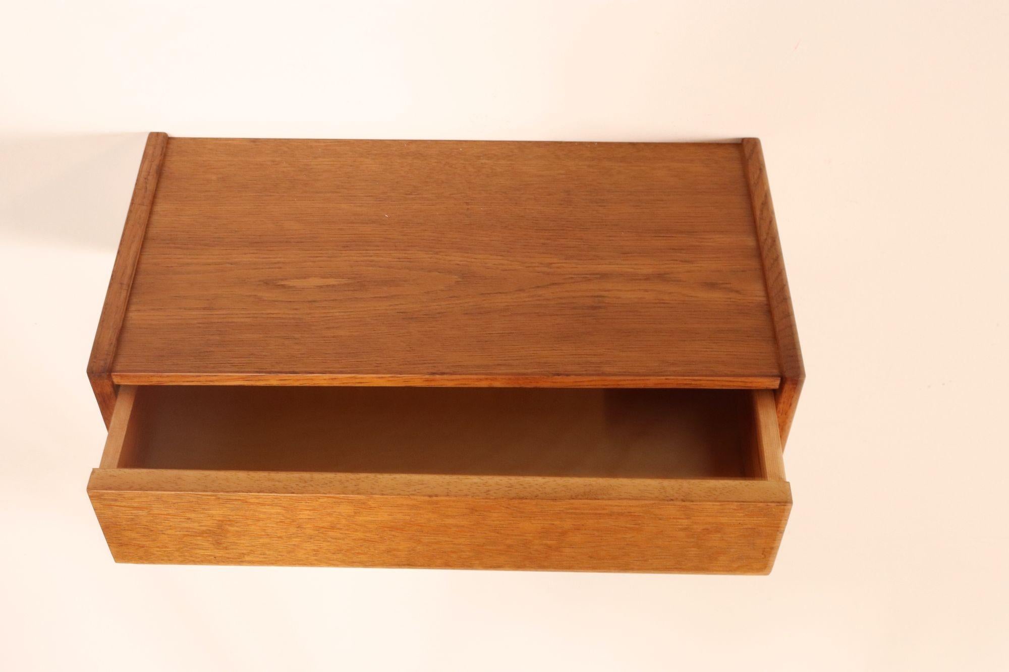 Diminutive Danish Modern Single-Drawer Floating Nightstand / End Table in Oak For Sale 4