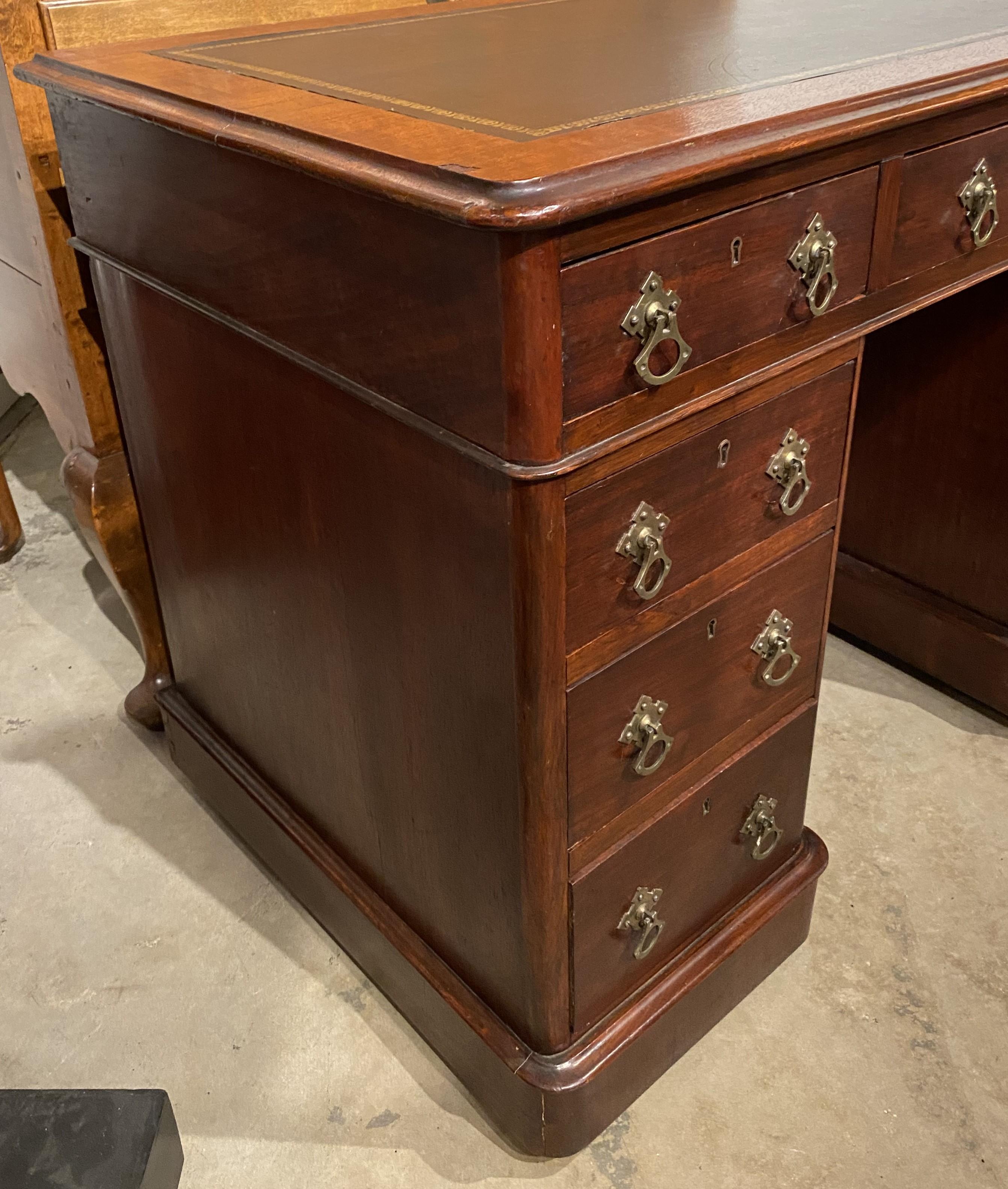 English Diminutive Edwardian Mahogany Pedestal Desk with Leather Top For Sale