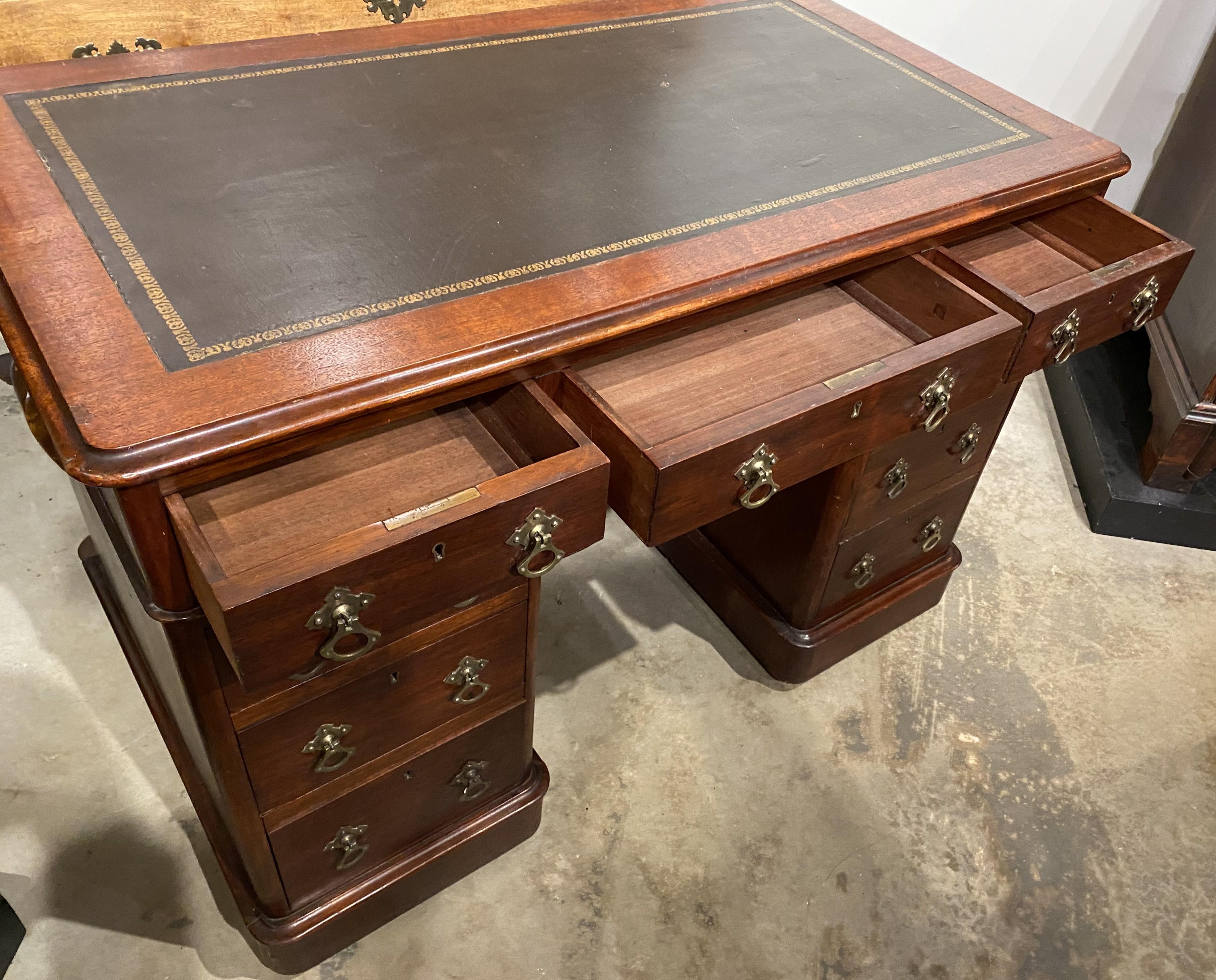 Hand-Carved Diminutive Edwardian Mahogany Pedestal Desk with Leather Top For Sale