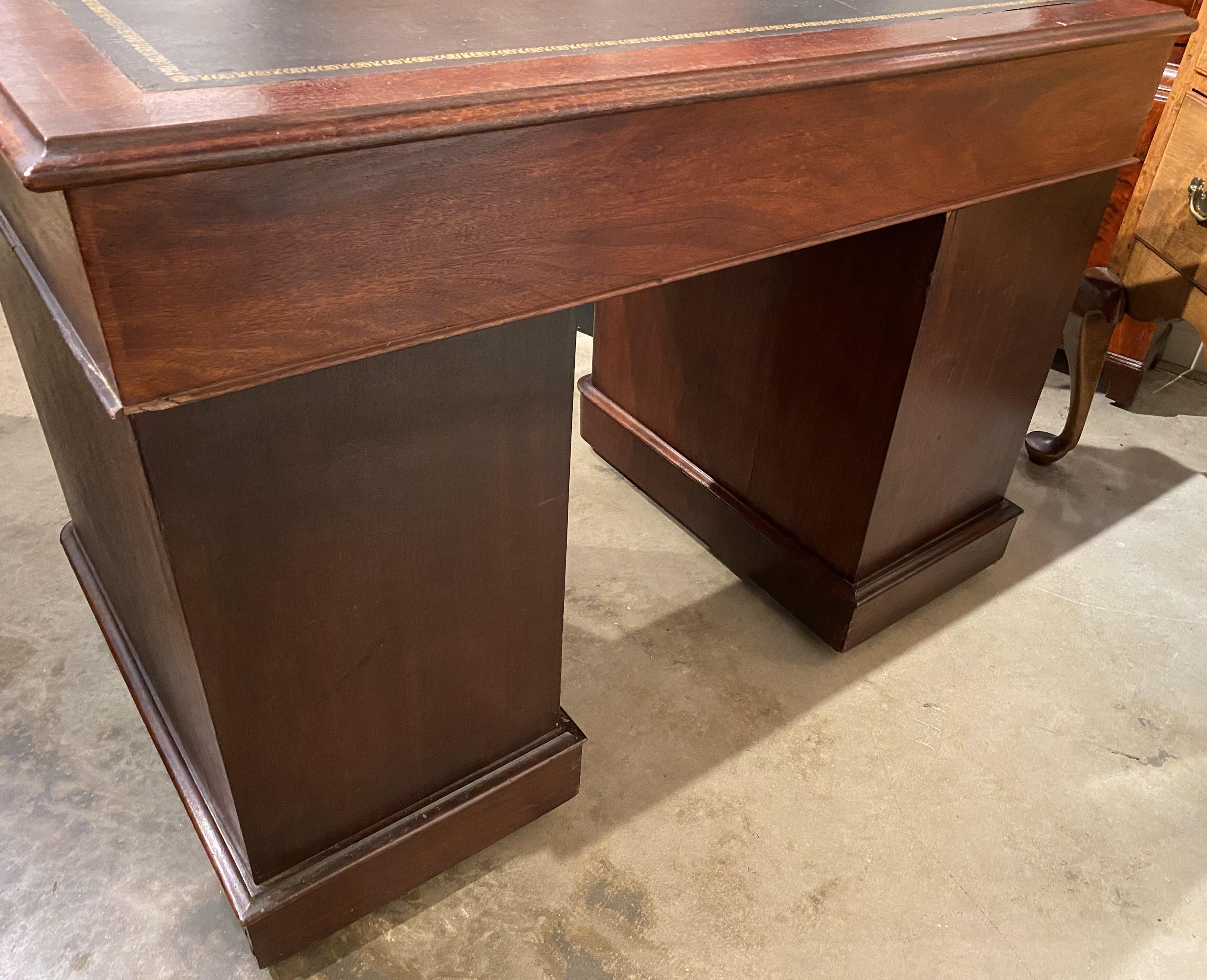 Diminutive Edwardian Mahogany Pedestal Desk with Leather Top For Sale 1