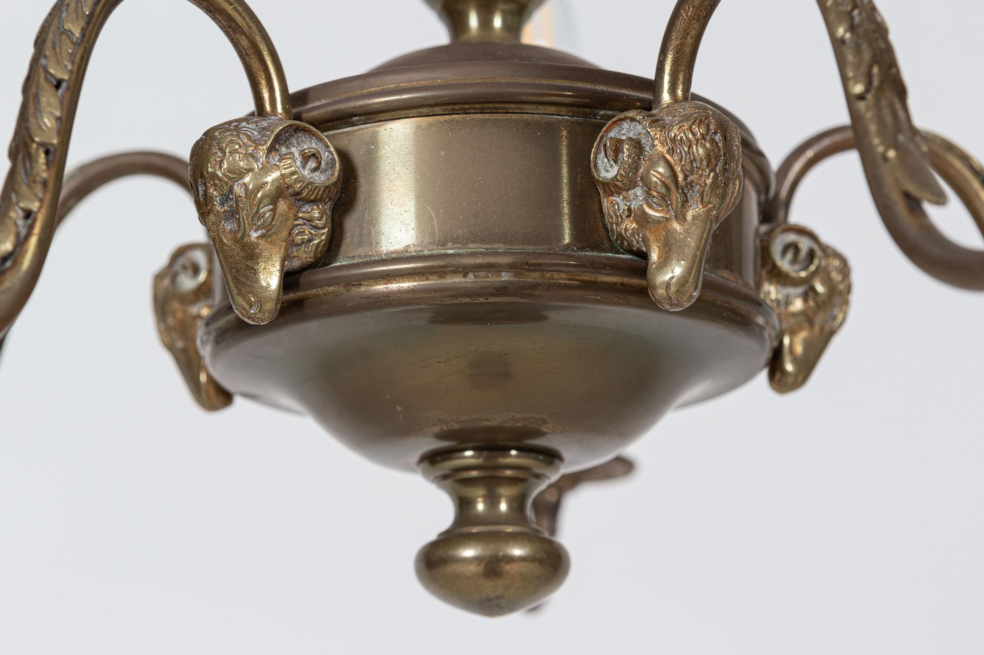 Circa 1930

Diminutivo lampadario inglese a 5 bracci in ottone con testa di montone

Ricablato con flex di seta nero e testato in laboratorio, pronto per essere appeso.

Misure: Diametro 44 x Altezza 28 cm.

 