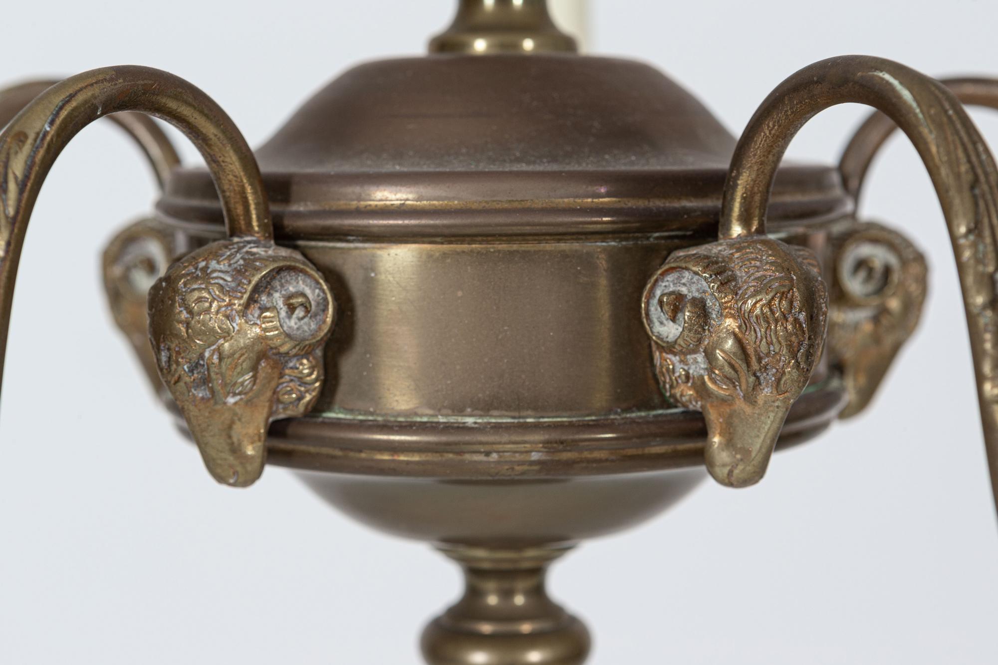 Inizio XX secolo Diminutivo lampadario inglese a 5 bracci in ottone a testa di Rams in vendita