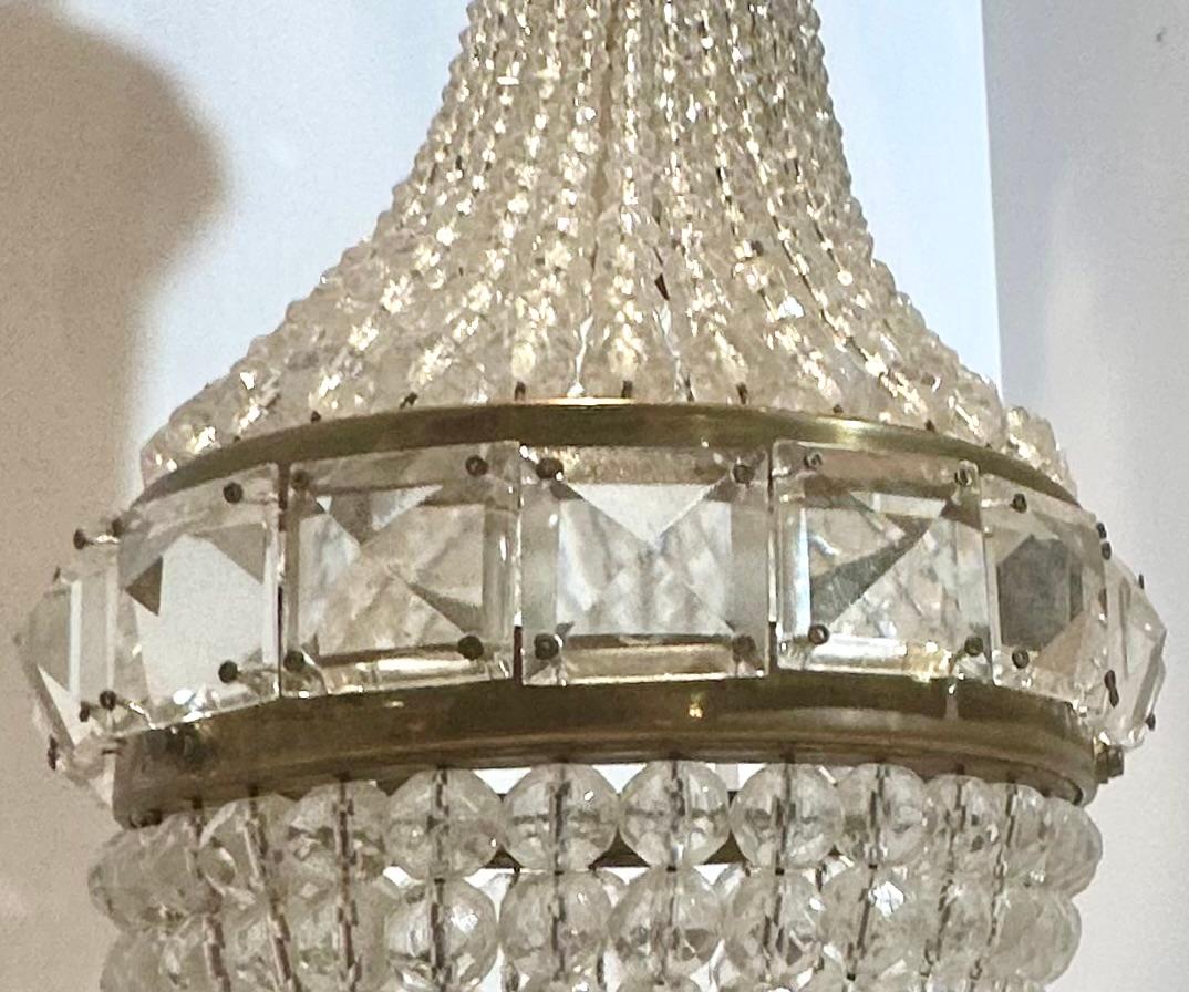 Petite Antique French Louis XVI Style lampadario di cristallo a sacco di perle

Un incantevole lampadario a una luce, da 14 pollici, con sacco di perle in cristallo. Fili graduati di perline di cristallo scendono dall'alto verso il centro, dove i