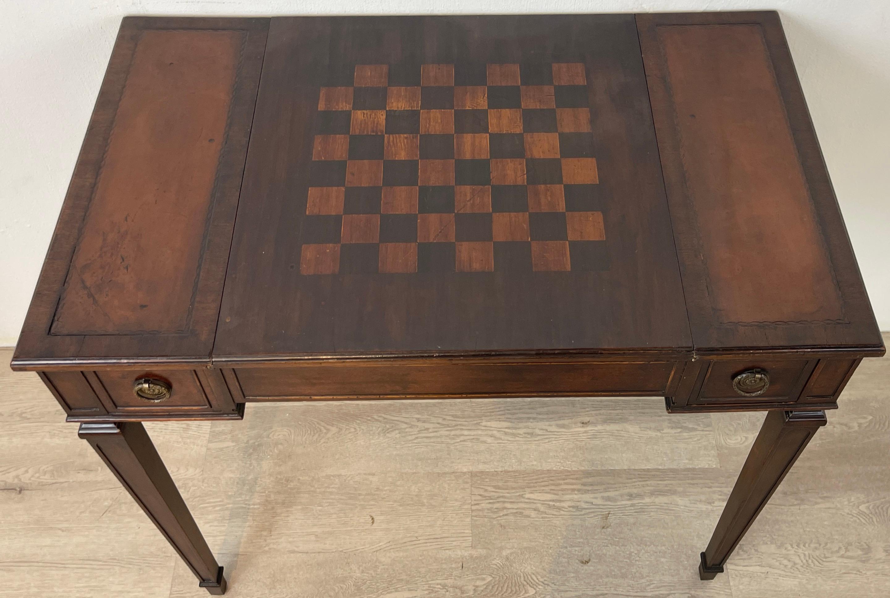 Kleiner französischer neoklassizistischer Spieltisch aus Mahagoni mit Intarsien (Neoklassisch) im Angebot