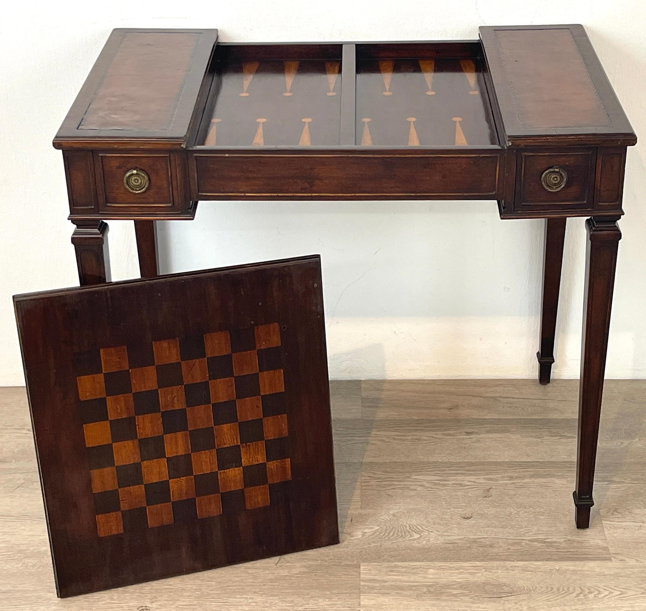 Kleiner französischer neoklassizistischer Spieltisch aus Mahagoni mit Intarsien (Französisch) im Angebot