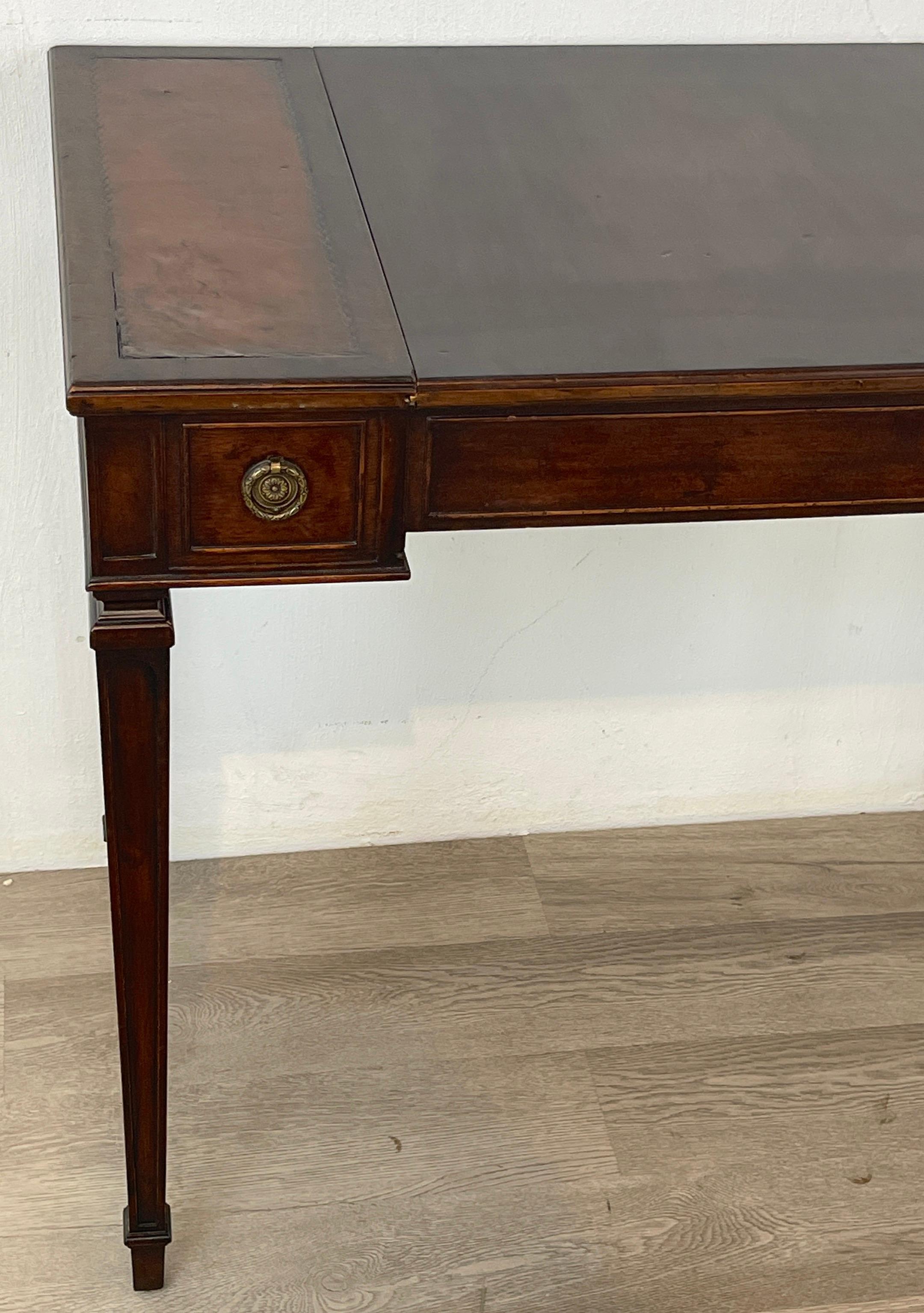 Kleiner französischer neoklassizistischer Spieltisch aus Mahagoni mit Intarsien (Kiefernholz) im Angebot