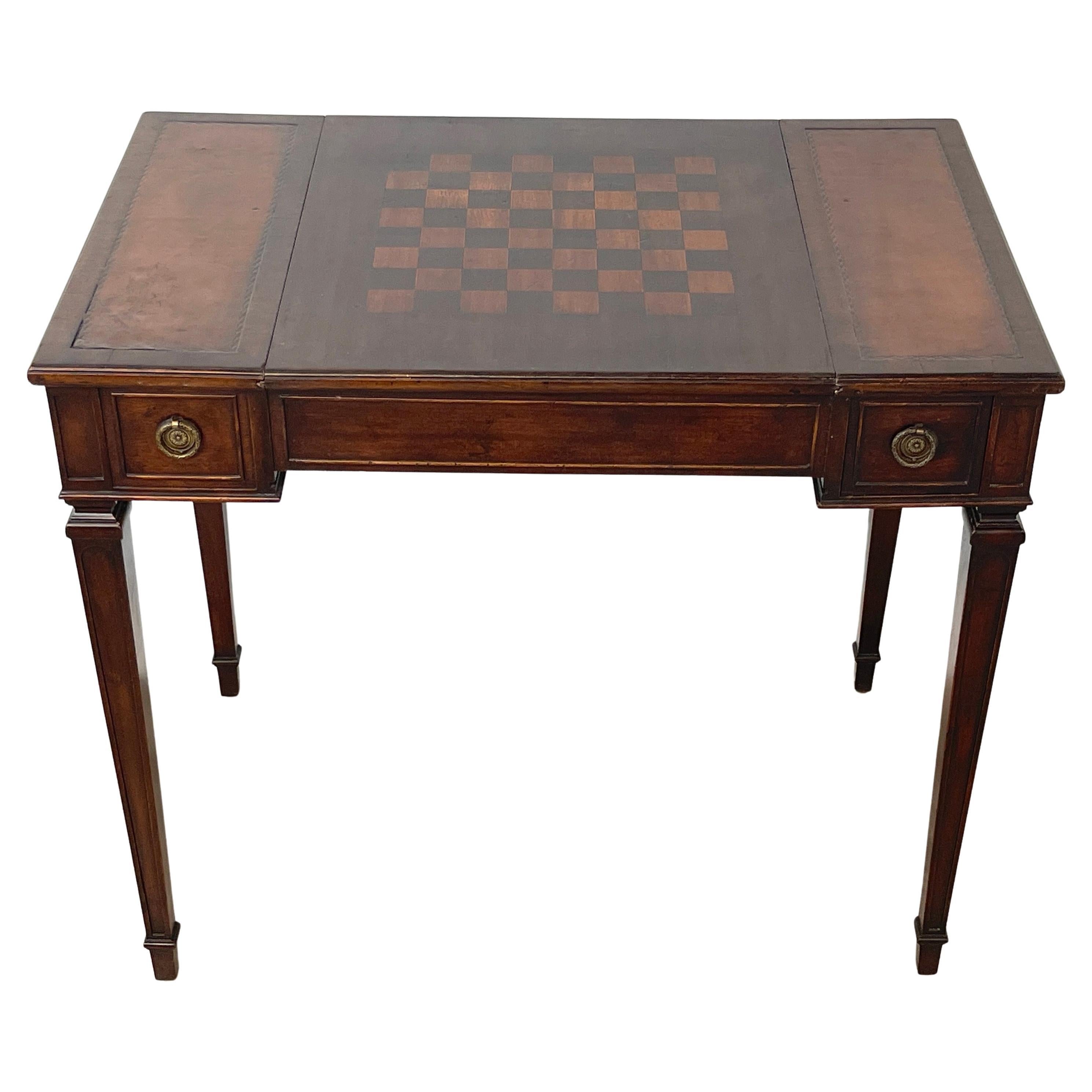 Kleiner französischer neoklassizistischer Spieltisch aus Mahagoni mit Intarsien im Angebot