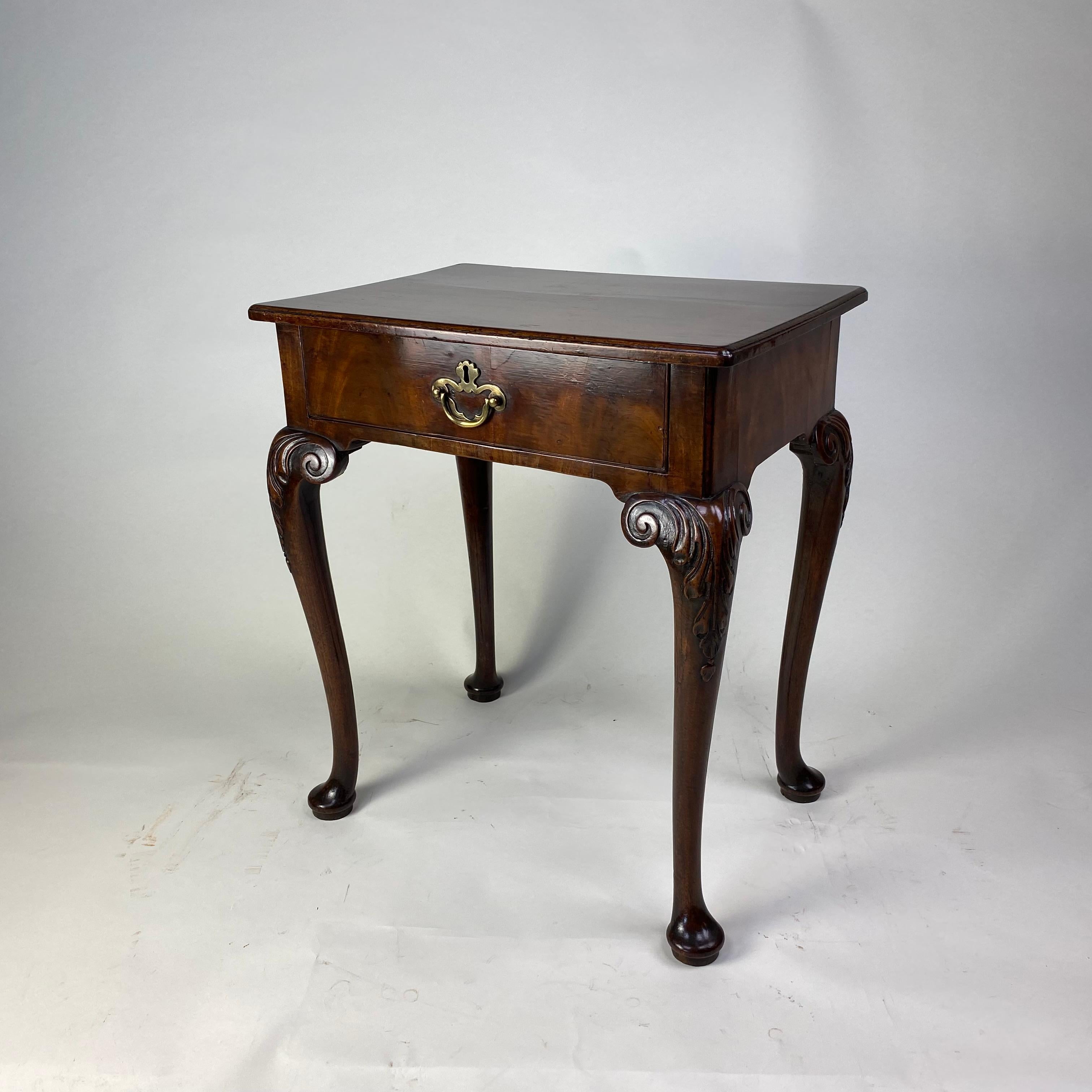 Diminutive George II period Cabriole leg Side Table In Good Condition For Sale In Folkestone, GB