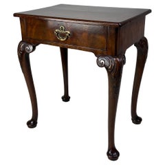 Petite table d'appoint d'époque George II à pieds cabriole