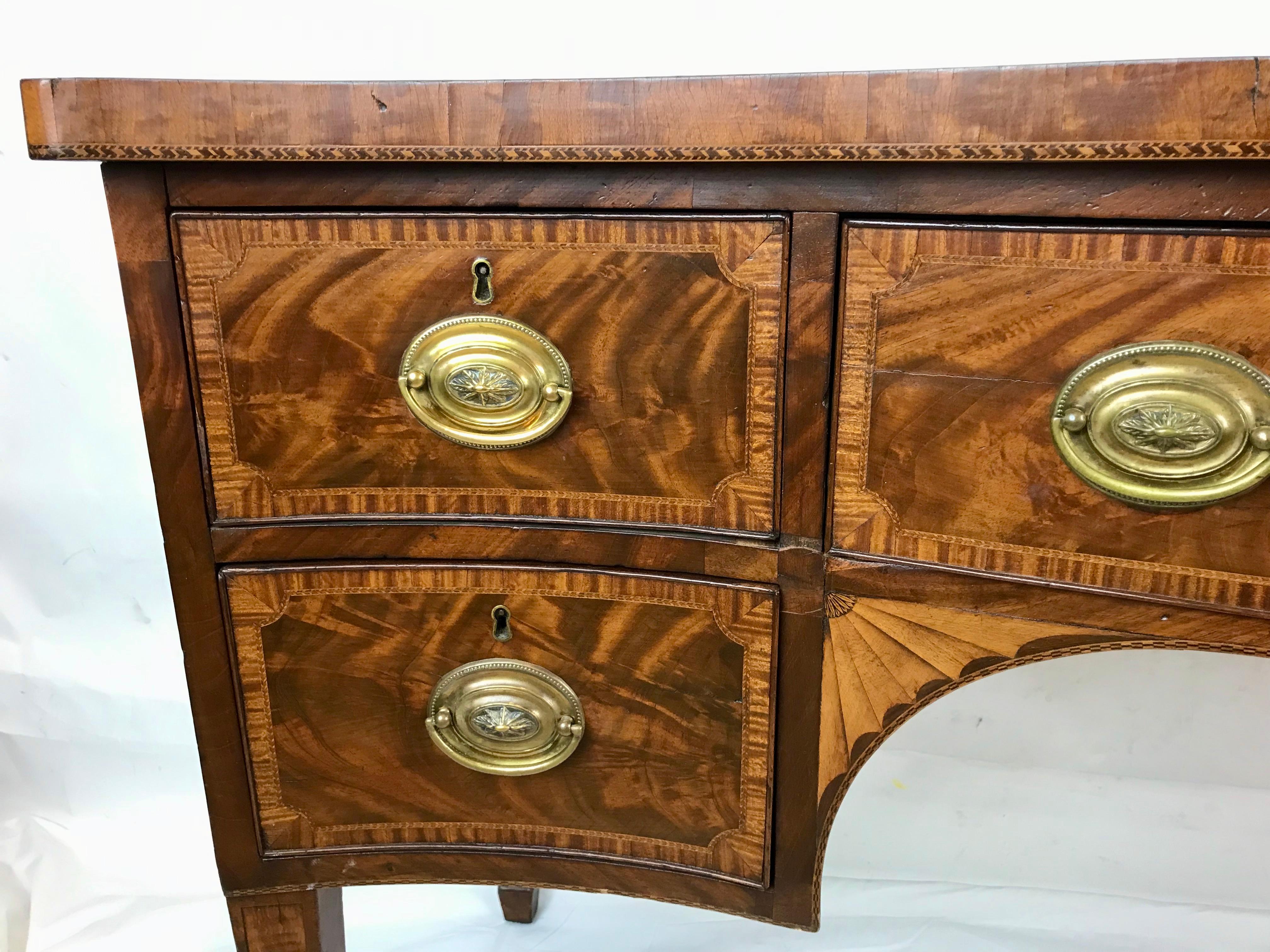 Intarsio Diminutivo George Hepplewhite, credenza a serpentina con intarsio di colore bianco in vendita