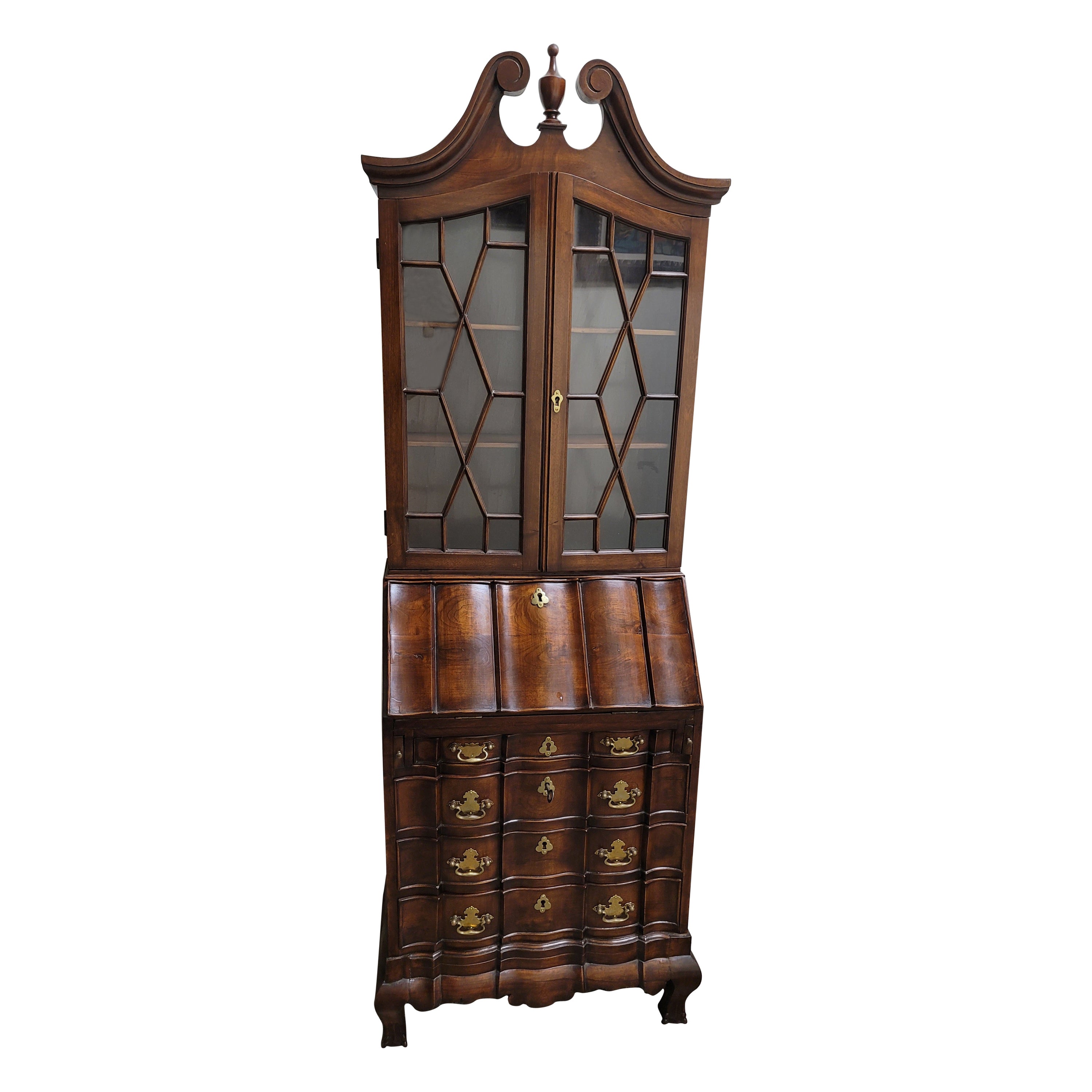 Diminuto mueble librería George III de nogal con frente de bloque y frente inclinado en venta