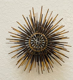 Escultura de pared diminuta de hierro dorado de dos pisos con rayo de sol de William Bowie
