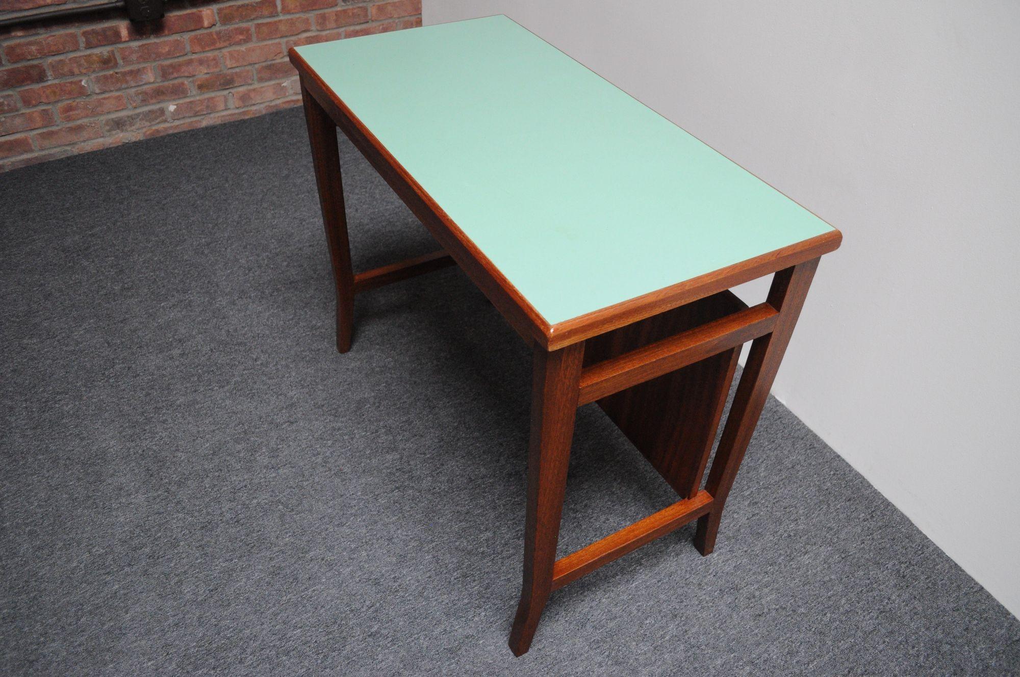 Kleiner Schreib-/Schülerschreibtisch aus gebeiztem Mahagoni mit attraktiver mintgrüner Laminatoberfläche von Gio Ponti für Schirolli (ca. 1950, Italien).
Ein stilvolles Möbelstück mit modernistischen Details wie klaren Linien und ansprechenden