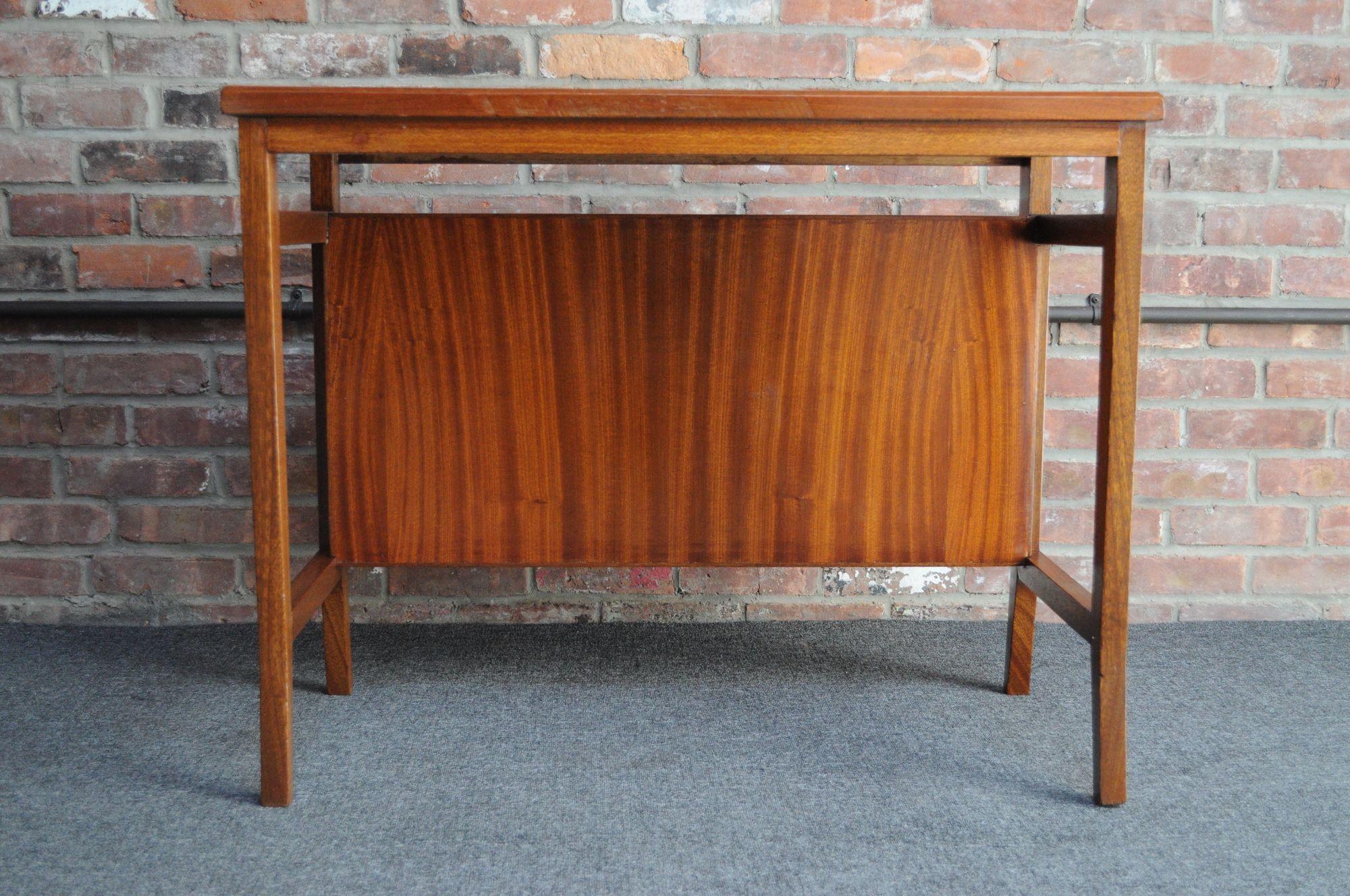 Kleiner Schreibtisch aus gebeiztem Mahagoni und Laminat, Gio Ponti für Schirolli (Moderne der Mitte des Jahrhunderts) im Angebot
