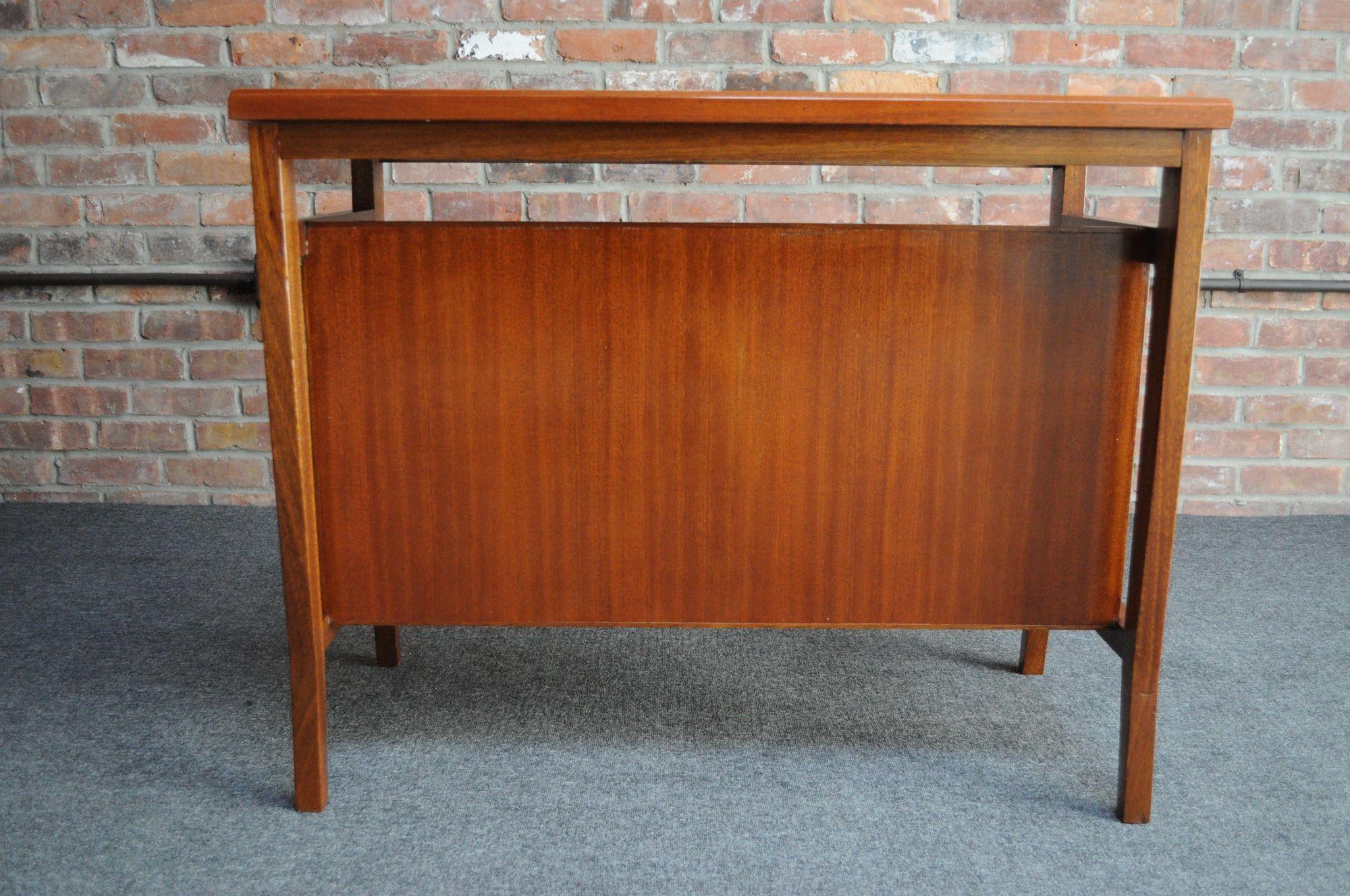 Kleiner Schreibtisch aus gebeiztem Mahagoni und Laminat, Gio Ponti für Schirolli (Italienisch) im Angebot